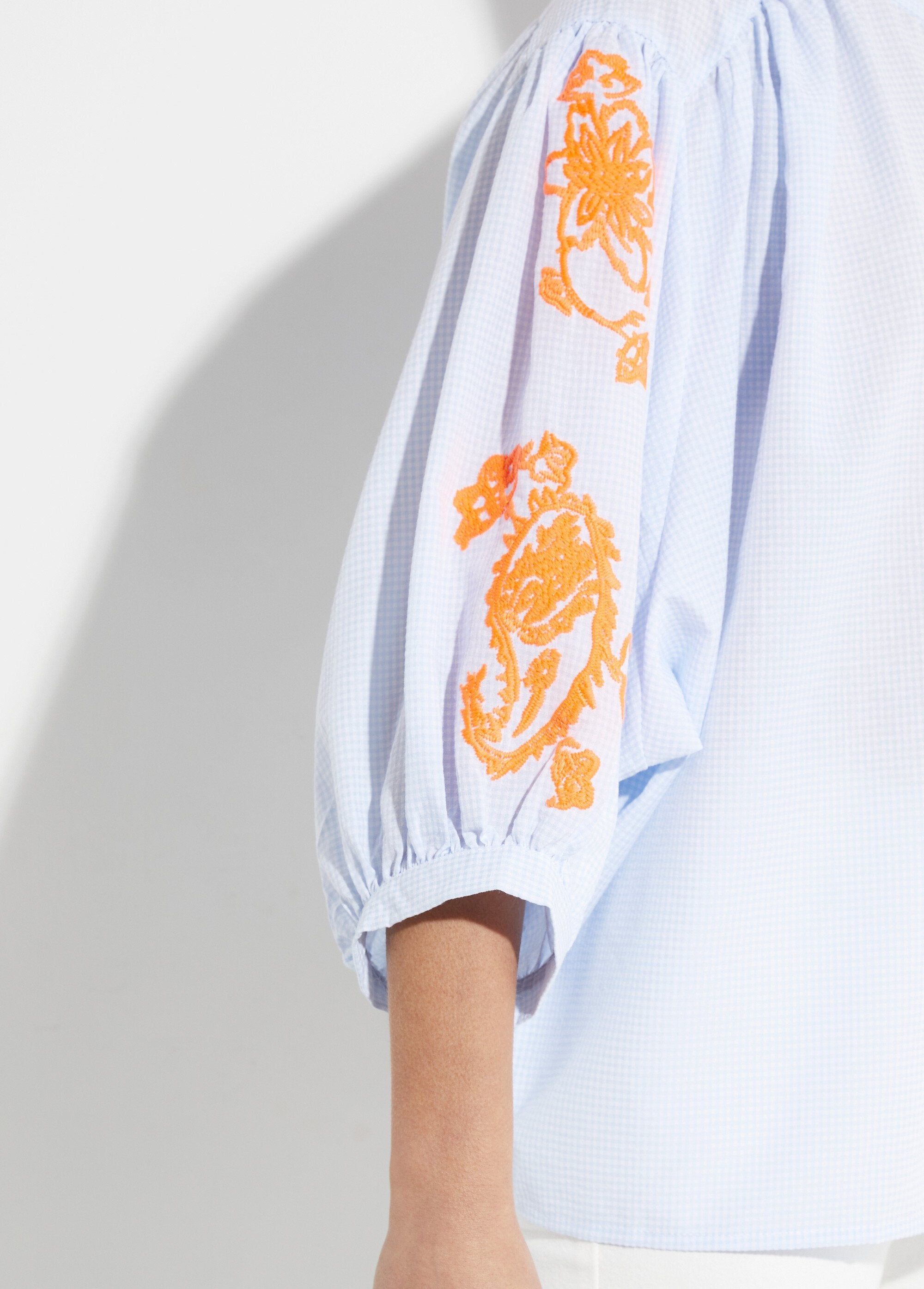 Camicetta_in_percalle,_ricamo_fluorescente_Bleu_DE2_slim