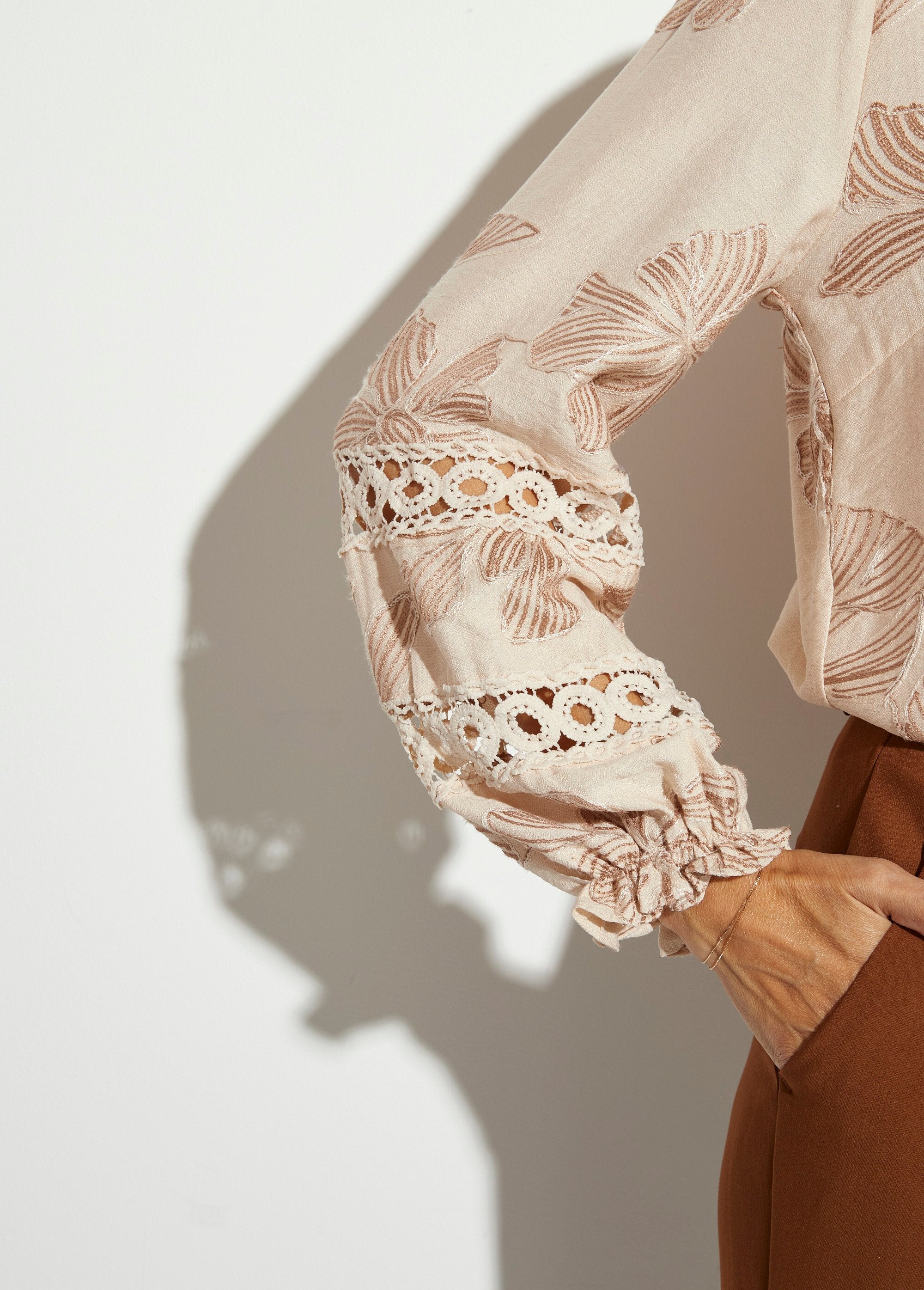 Camicetta_con_bottoni,_ricami_e_guipure_Beige_DE2_slim