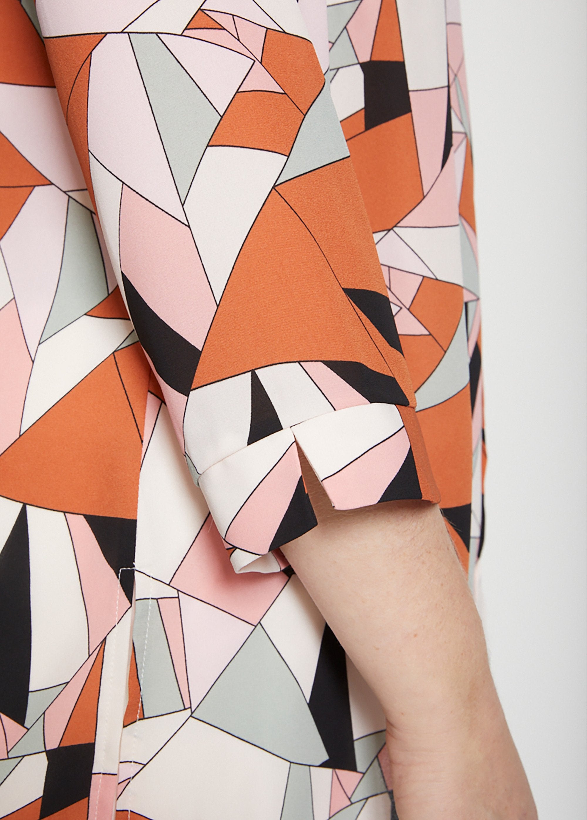 Camicetta_button-down_con_stampa_grafica_Multicolore_DE1_curvy