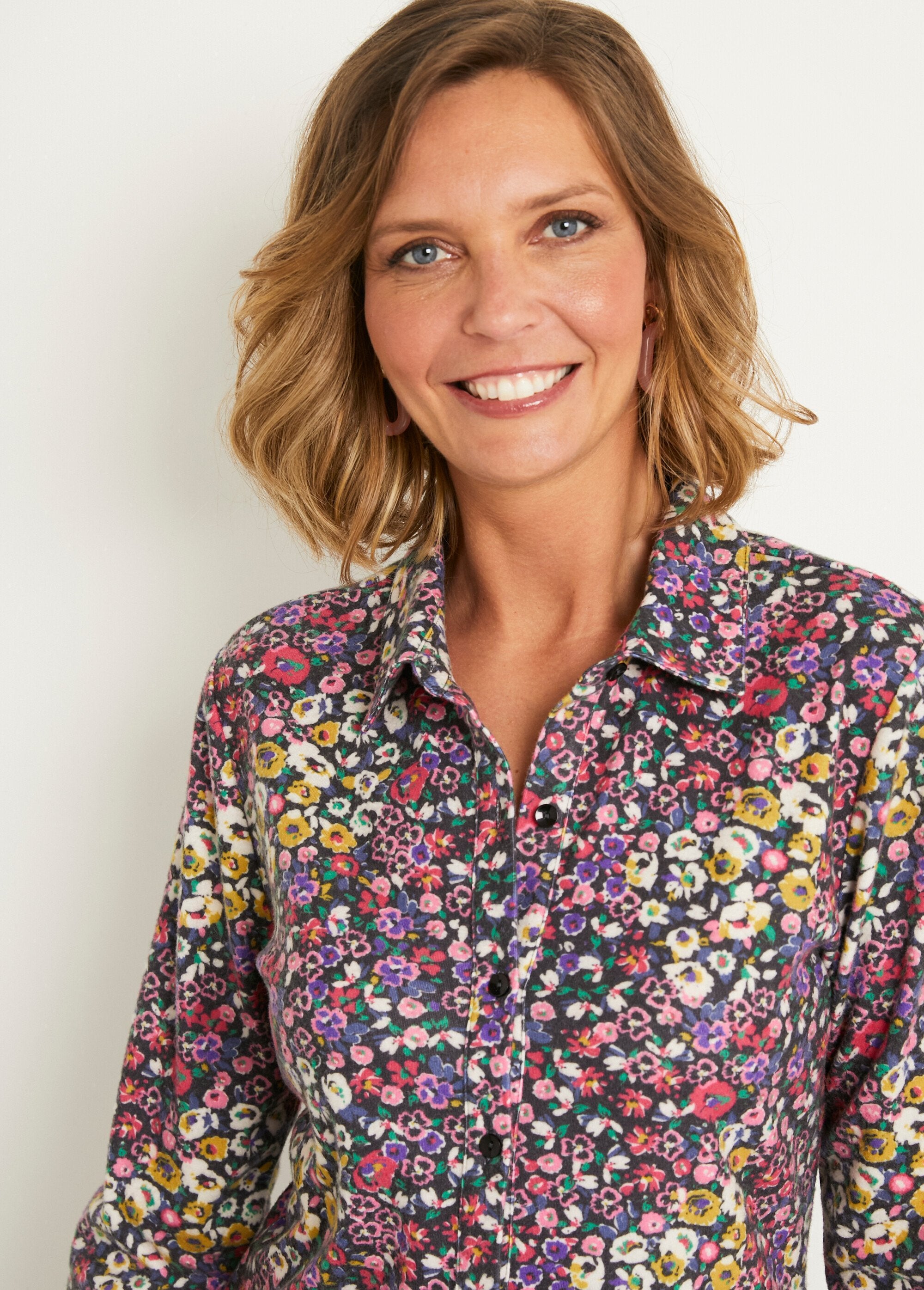 Camicetta_lunga_con_bottoni_in_calda_maglia_floreale_Noir_et_rose_DE2_slim
