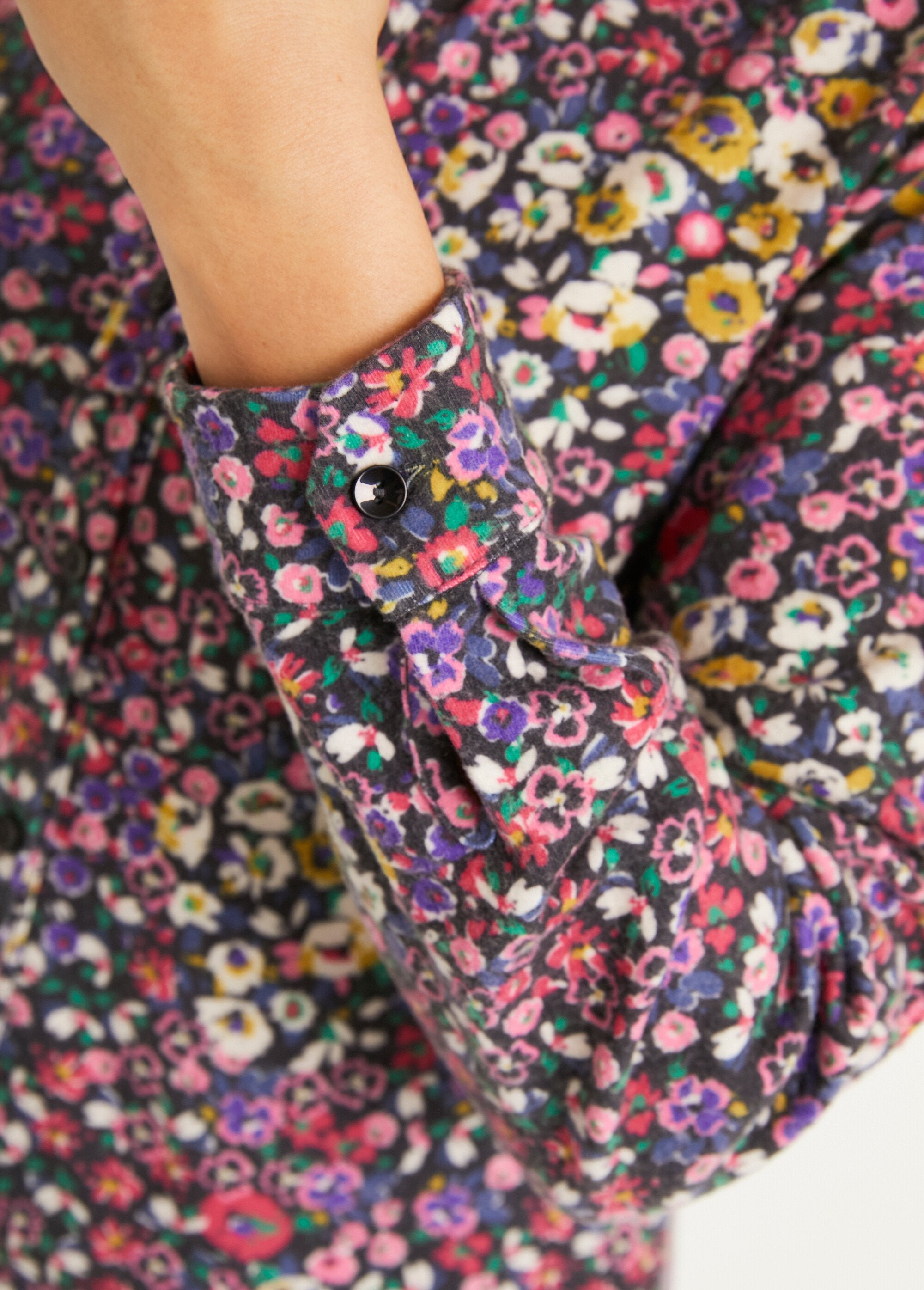 Camicetta_lunga_con_bottoni_in_calda_maglia_floreale_Noir_et_rose_DE3_slim
