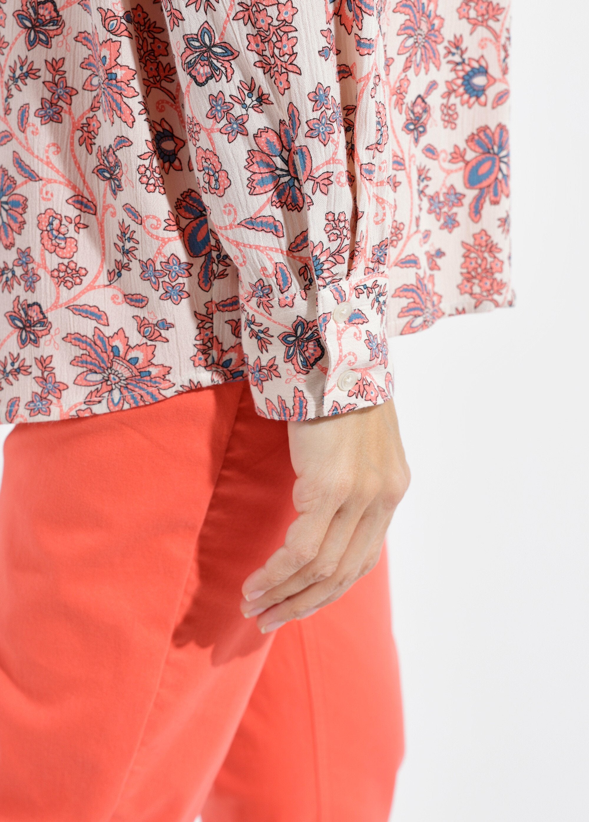 Blusa_lunga_e_fluida_con_bottoni_e_stampa_floreale_Blanc_et_rose_DE2_slim