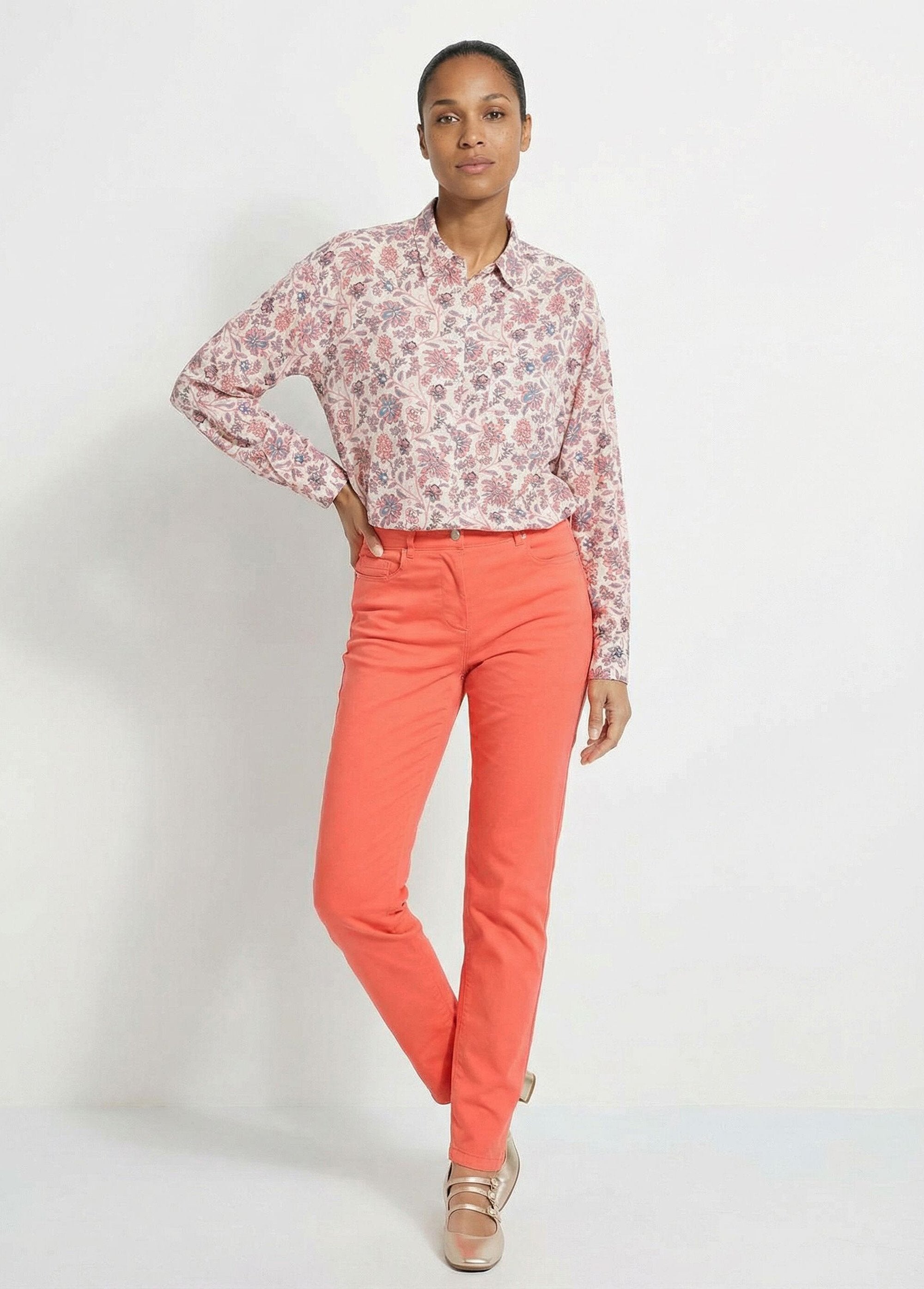 Blusa_lunga_e_fluida_con_bottoni_e_stampa_floreale_Blanc_et_rose_SF1_slim