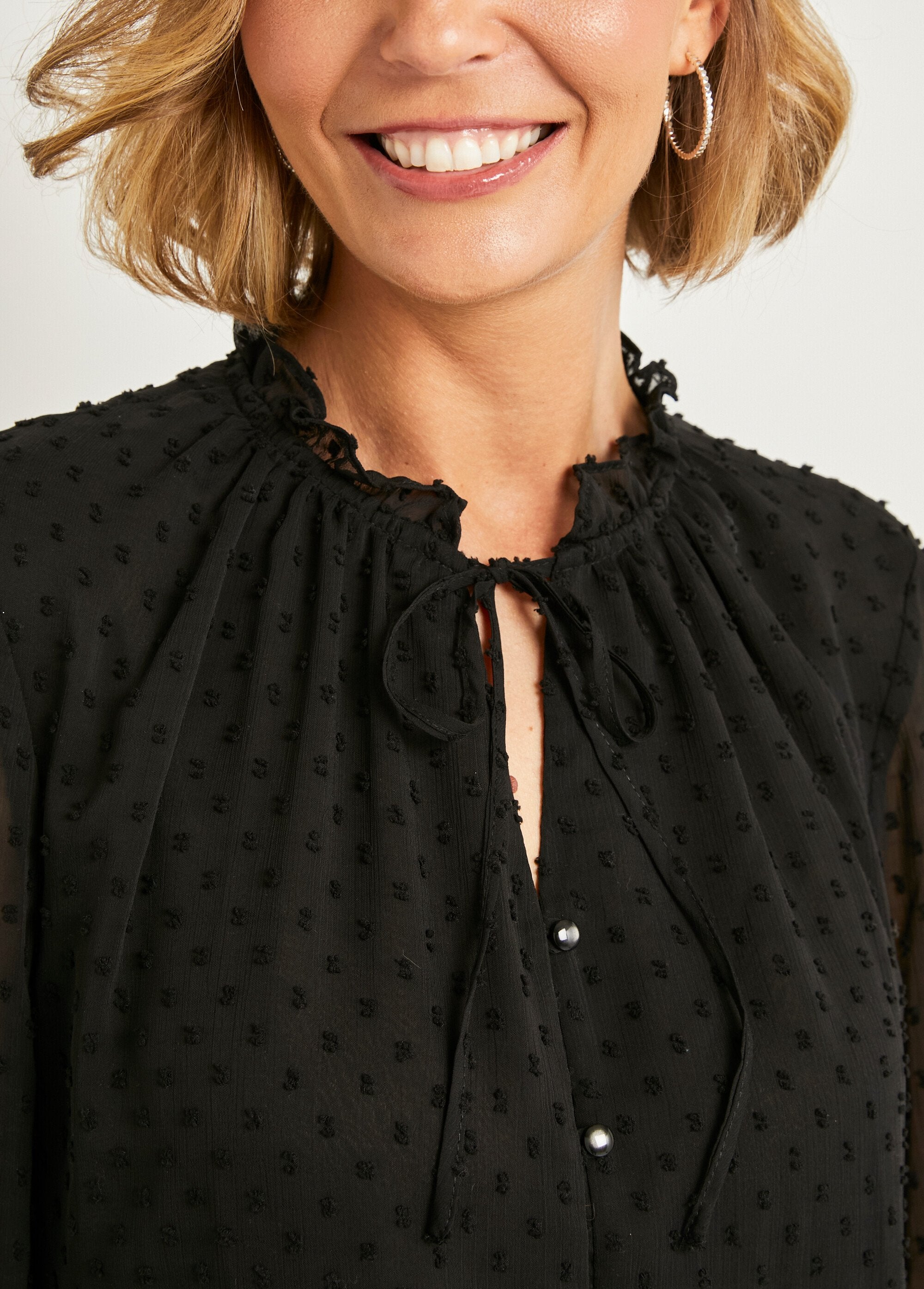 Camicetta_a_tinta_unita_con_bottoni_in_voile_plumetis_Noir_DE4_slim