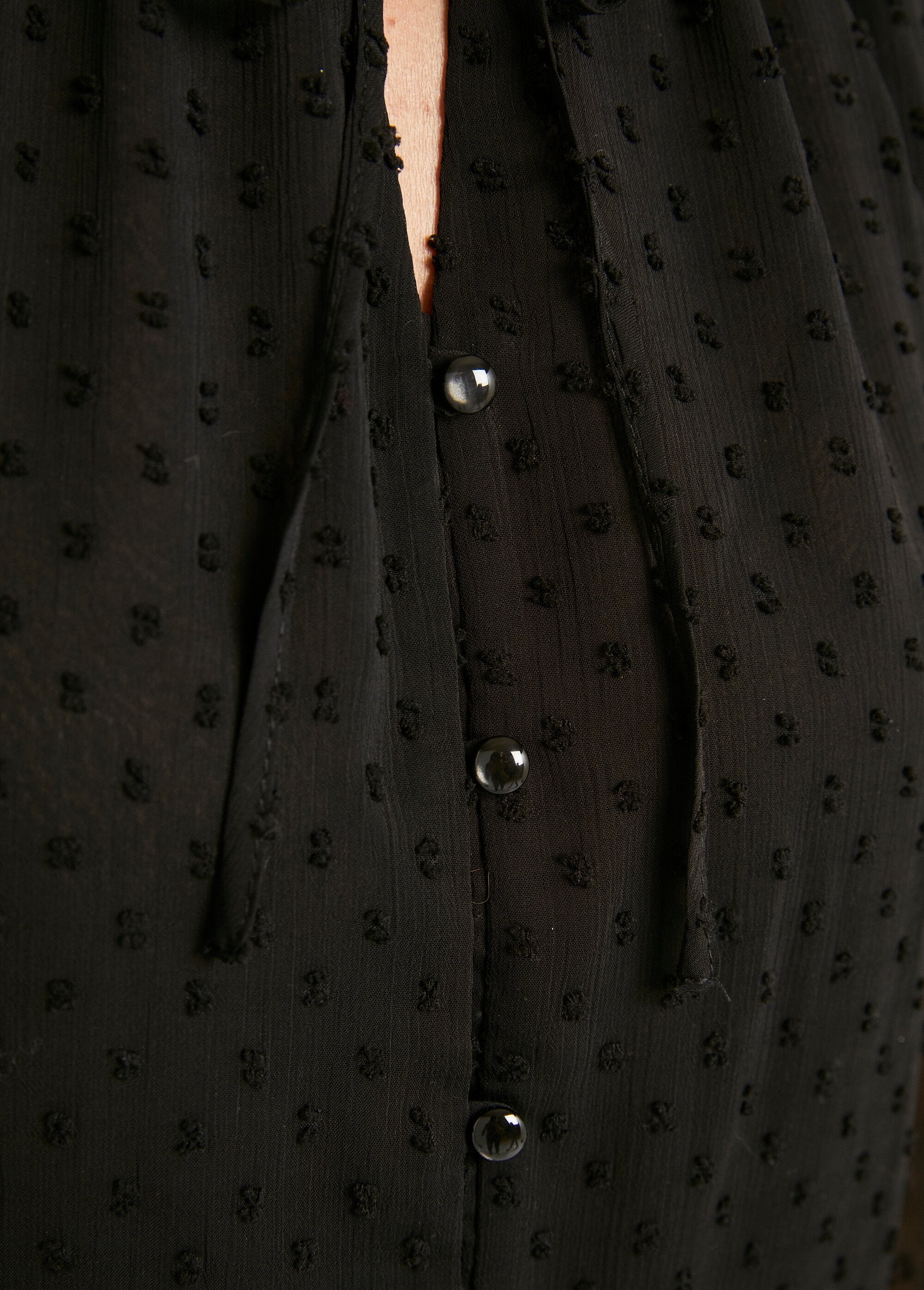 Camicetta_a_tinta_unita_con_bottoni_in_voile_plumetis_Noir_DE5_slim