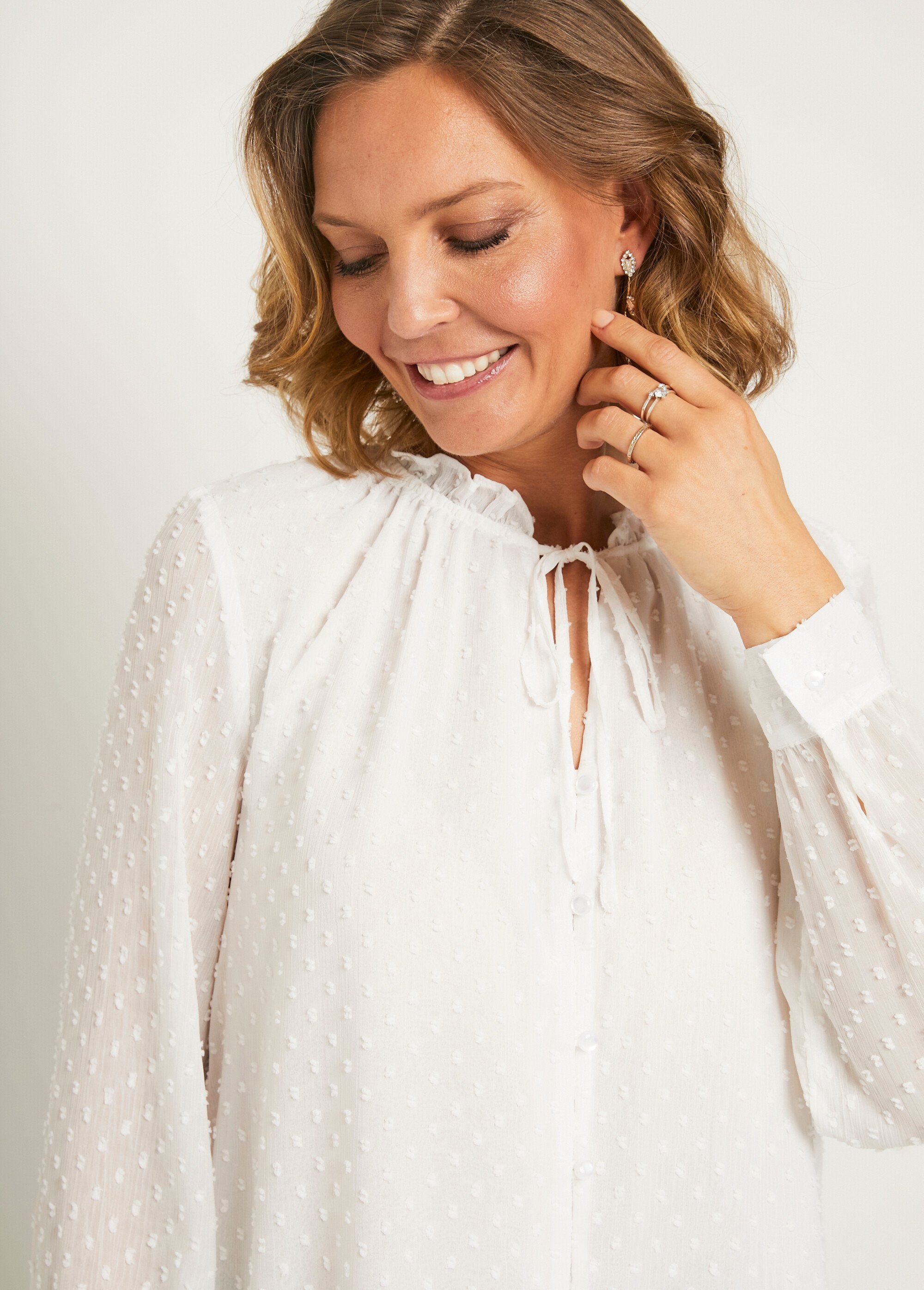 Camicetta_a_tinta_unita_con_bottoni_in_voile_plumetis_Ecru_DE2_slim