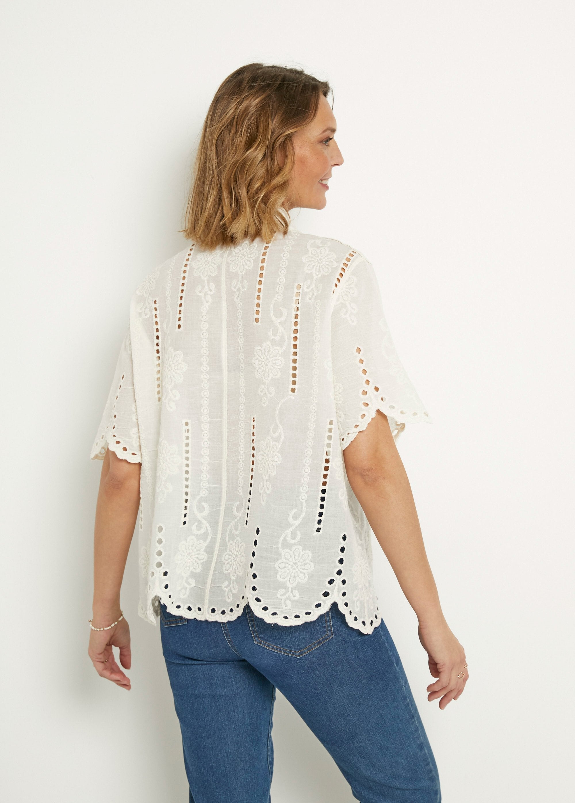 Camicetta_a_maniche_corte_con_ricamo_traforato_Beige_DO1_slim