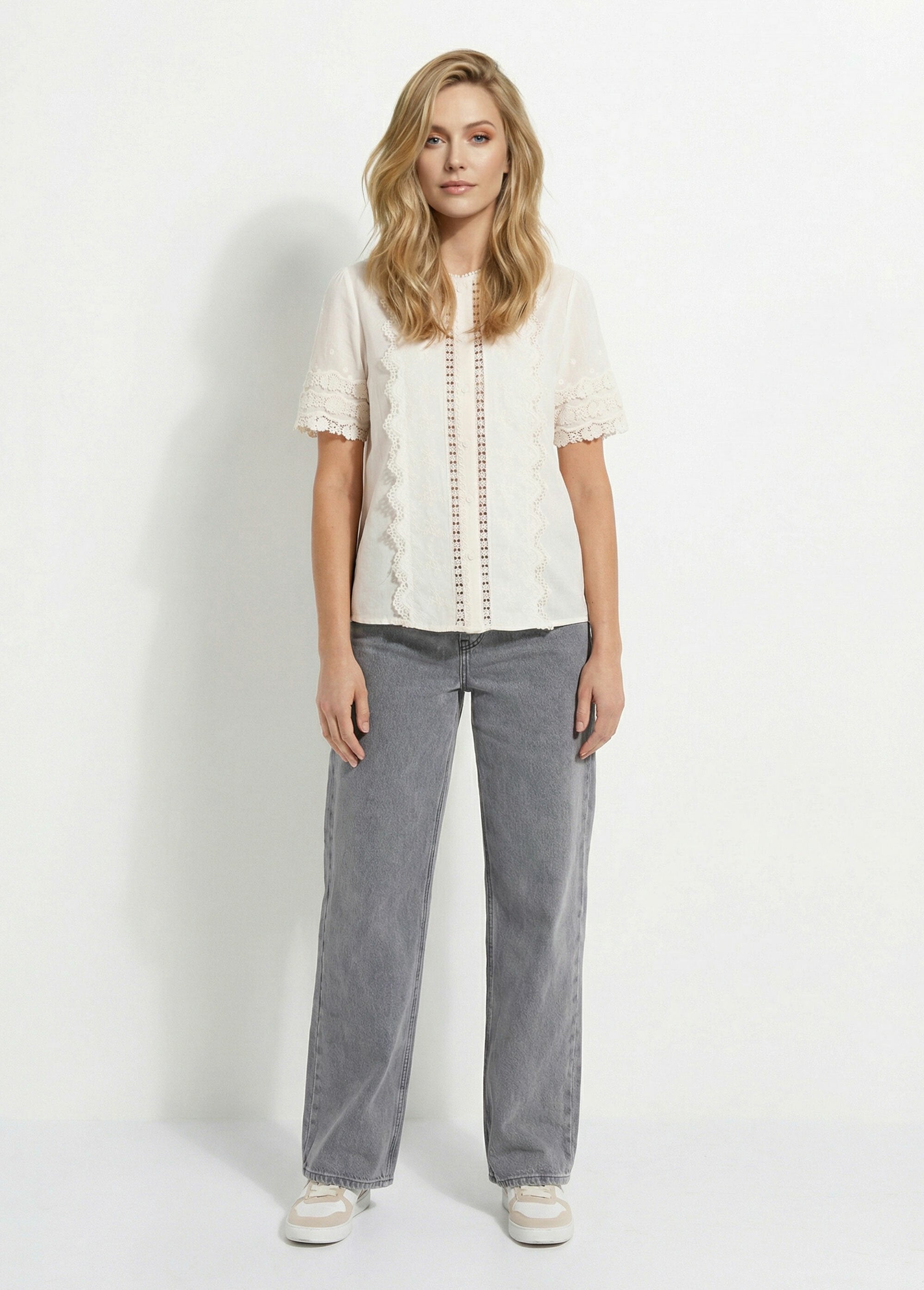 Camicetta_chic,_applicazioni_in_pizzo_Ecru_SF1_slim