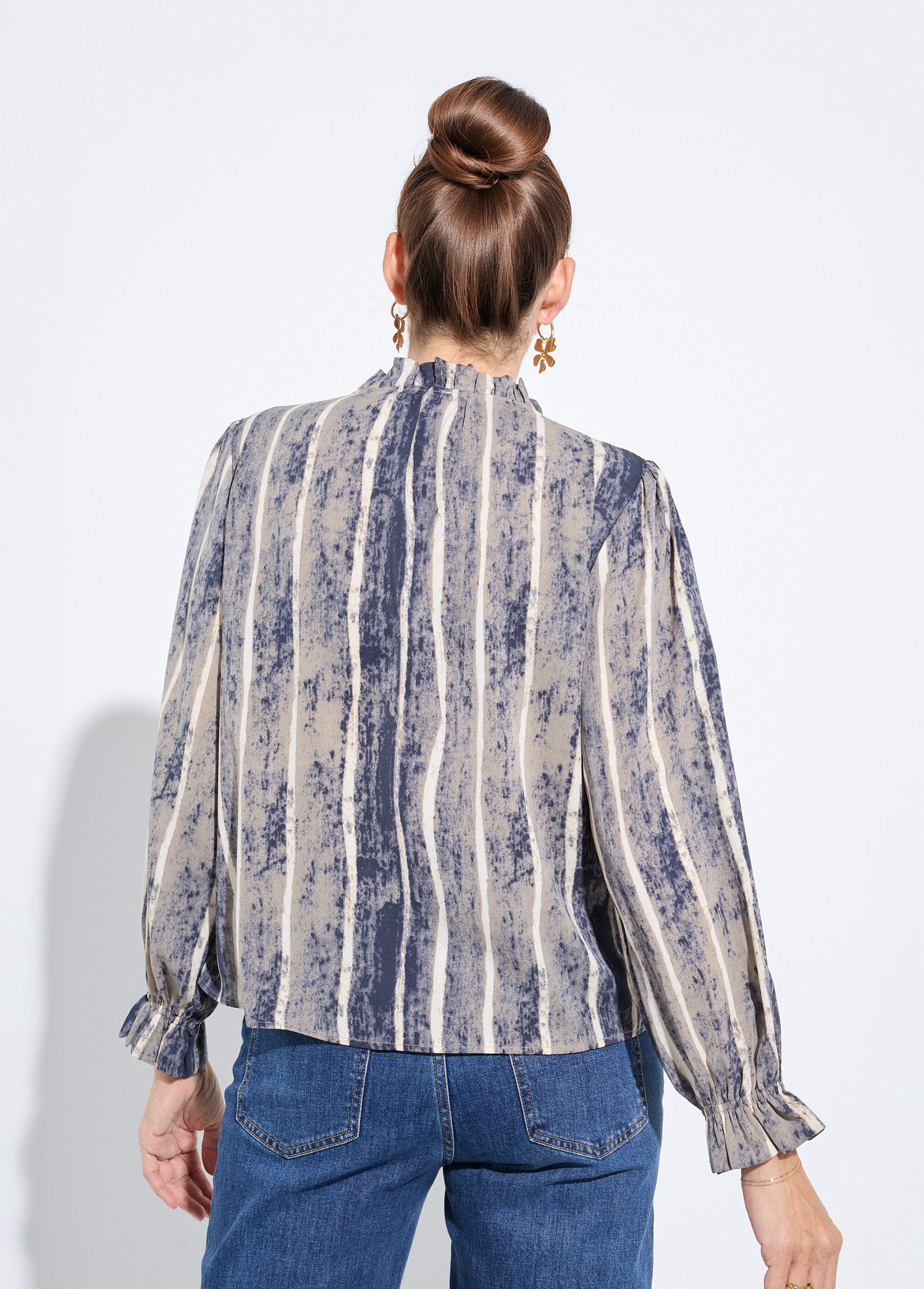 Camicetta_plissettata_a_collo_alto,_stampa_a_righe_Gris_et_ecru_DO1_slim