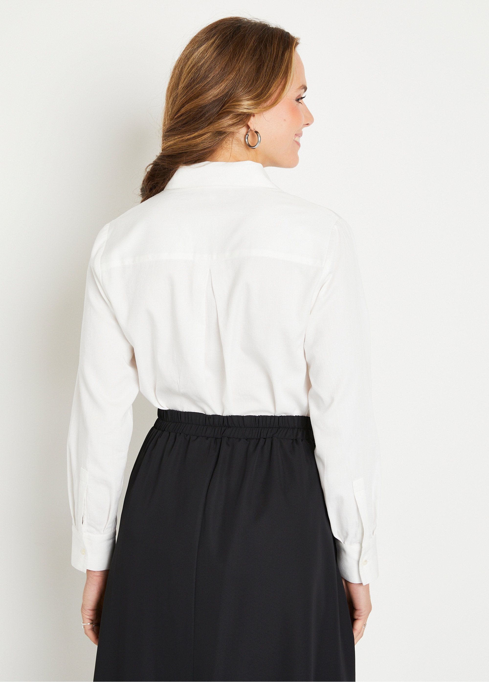 Camicetta_dritta_con_bottoni,_in_cotone_tinta_unita_e_gioiello_Ecru_DO1_slim