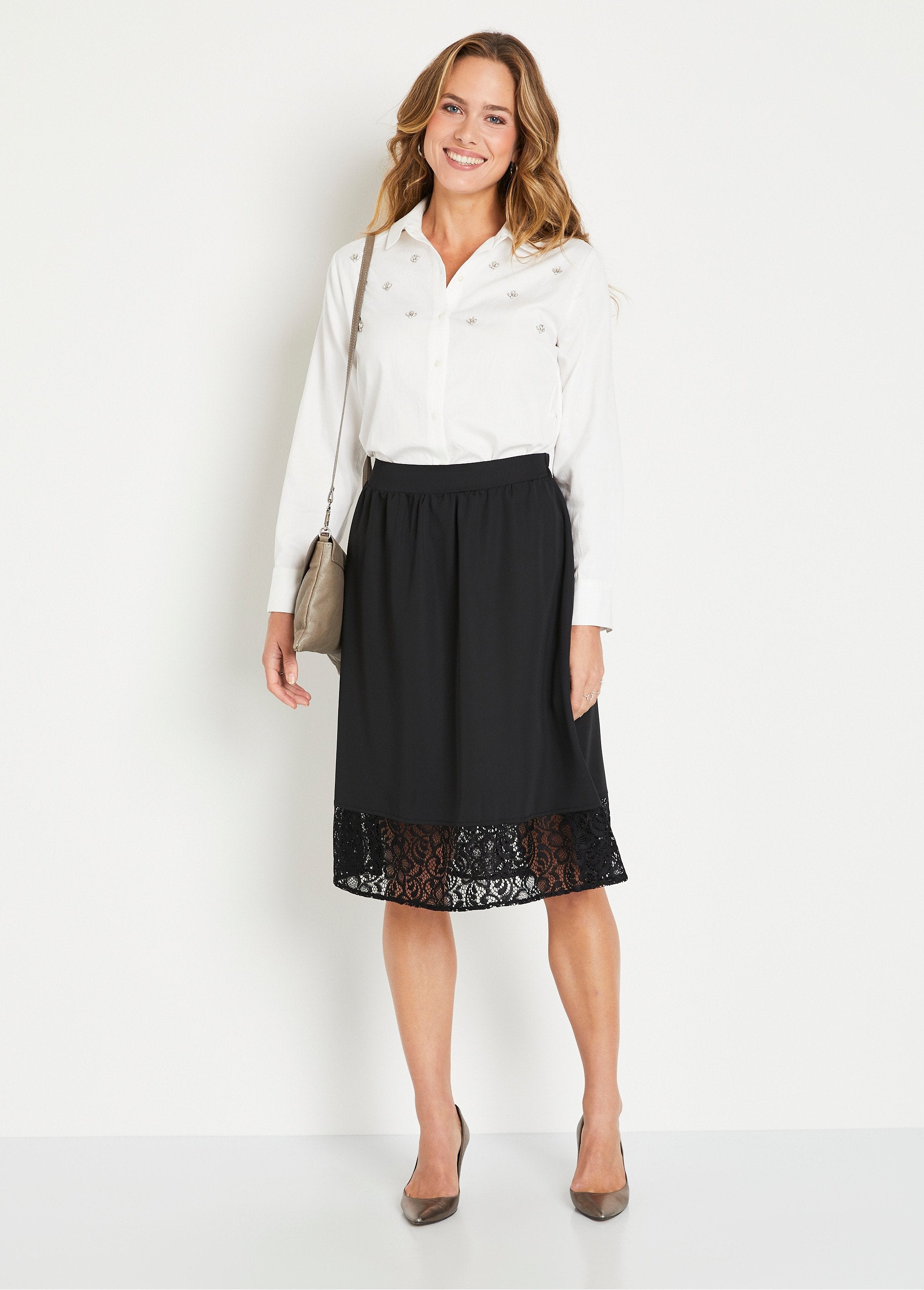 Camicetta_dritta_con_bottoni,_in_cotone_tinta_unita_e_gioiello_Ecru_SF1_slim