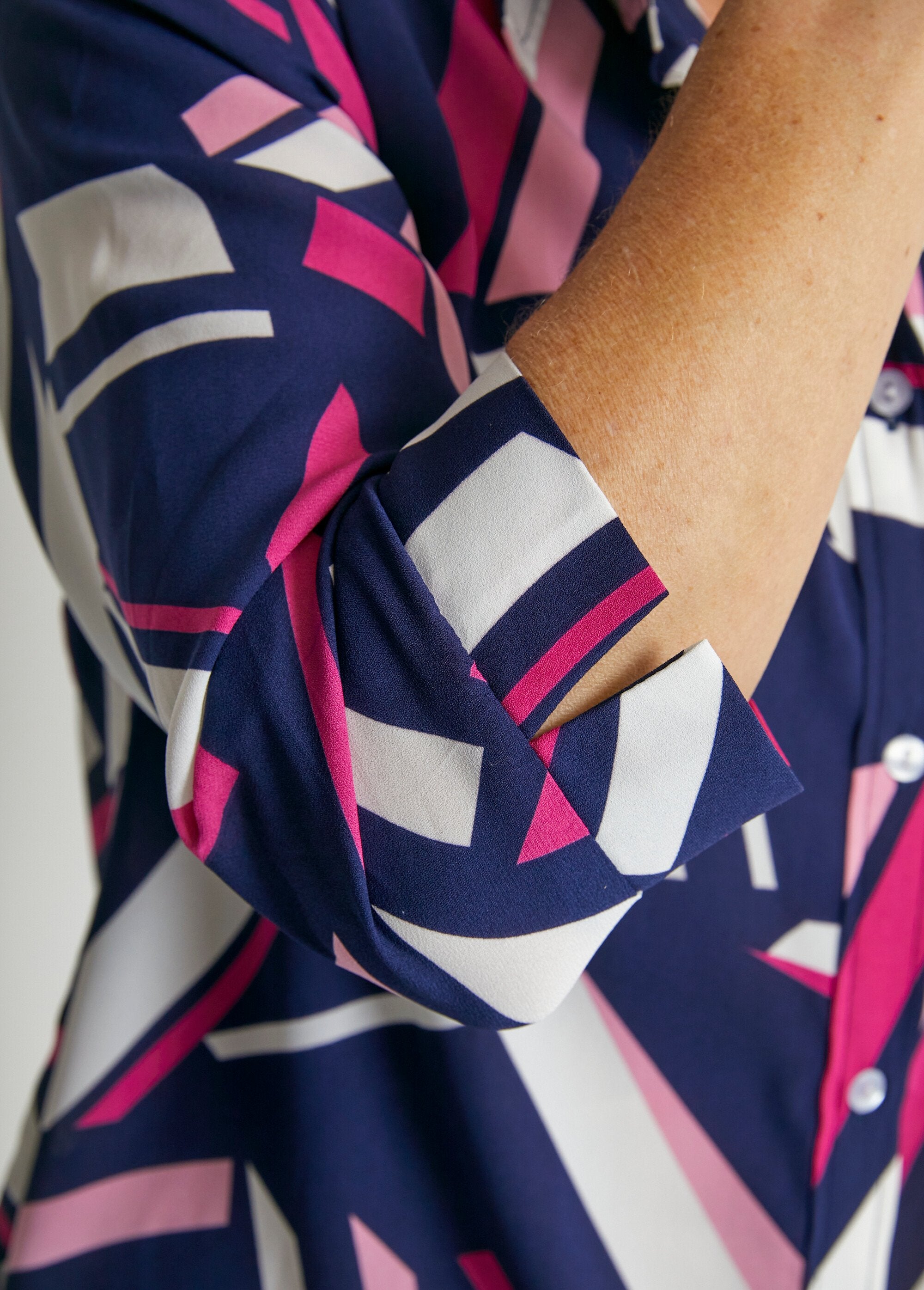 Camicetta_grafica_con_maniche_a_3/4_Blu_marino_e_fucsia_DE1_slim