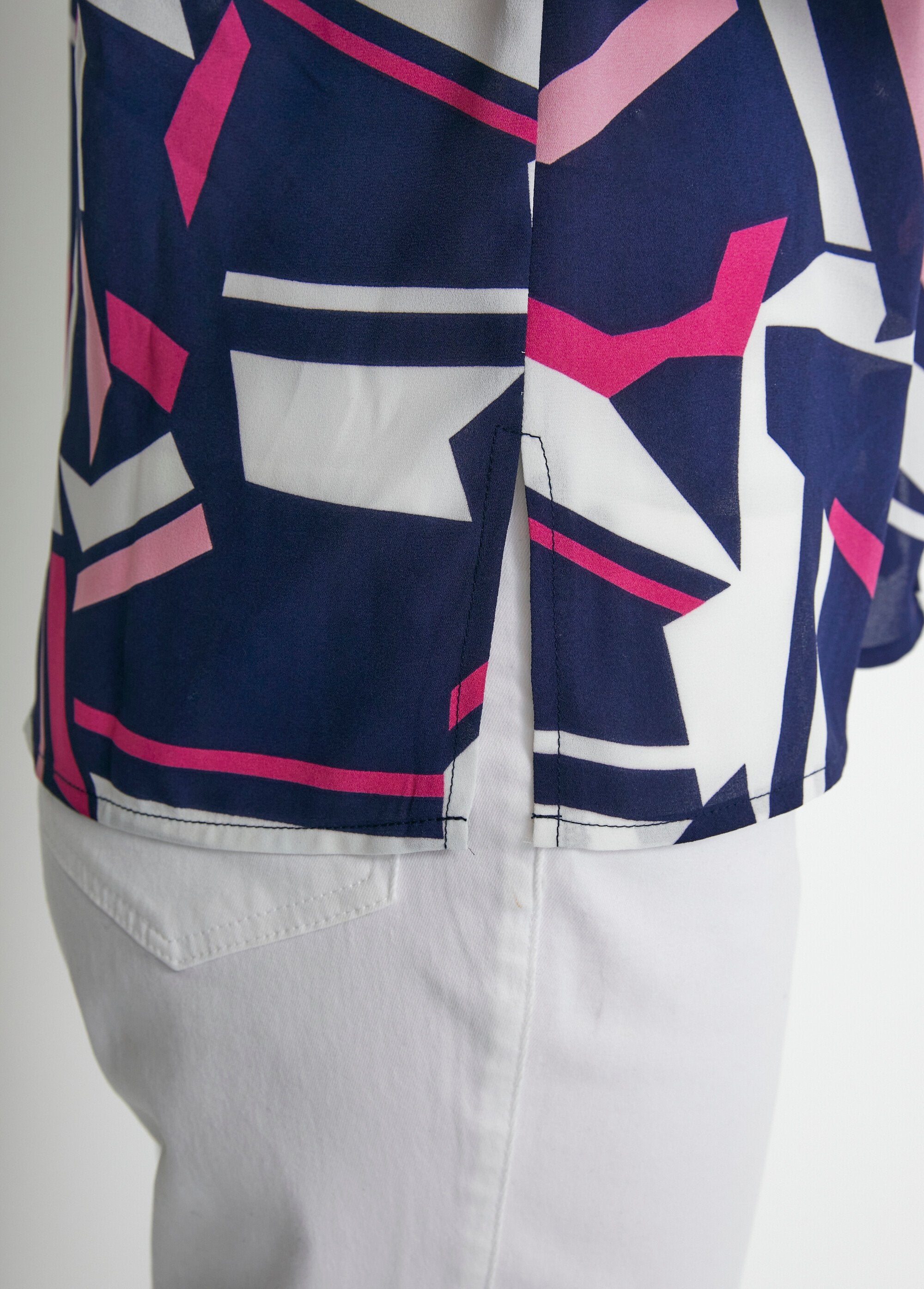 Camicetta_grafica_con_maniche_a_3/4_Blu_marino_e_fucsia_DE3_slim
