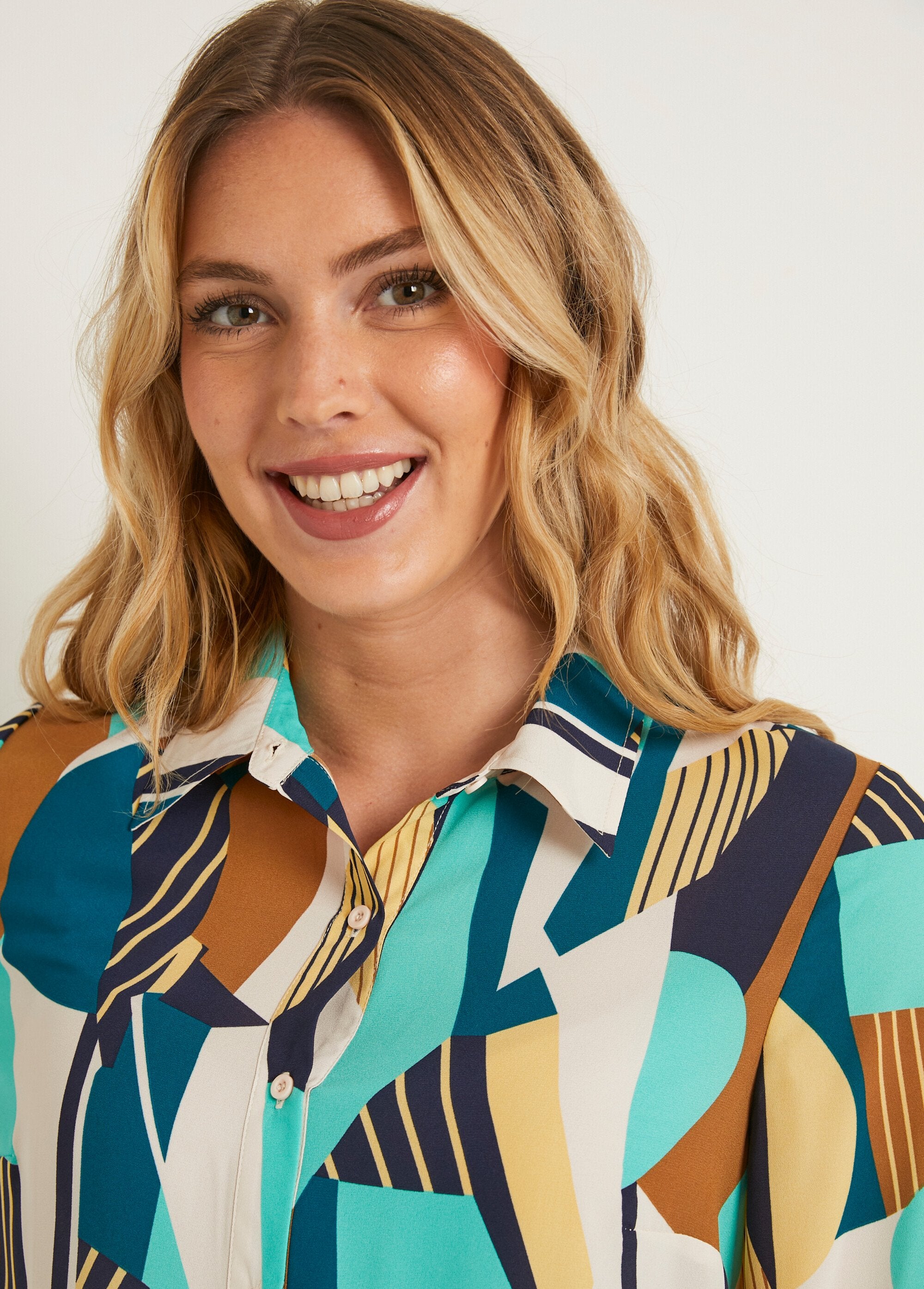 Camicetta_lunga_e_dritta_con_stampa_grafica_Ecru_et_vert_DE2_slim