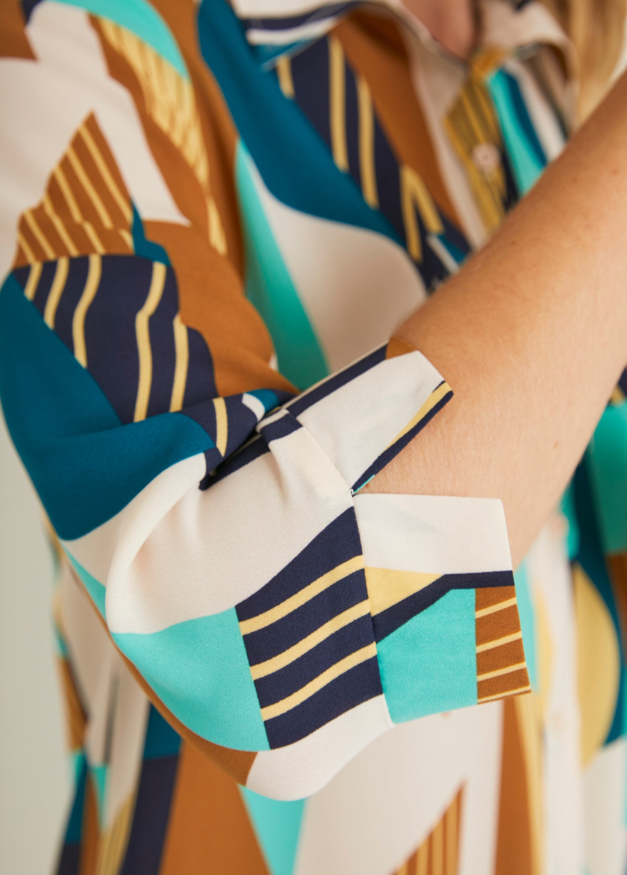 Camicetta_lunga_e_dritta_con_stampa_grafica_Ecru_et_vert_DE3_slim