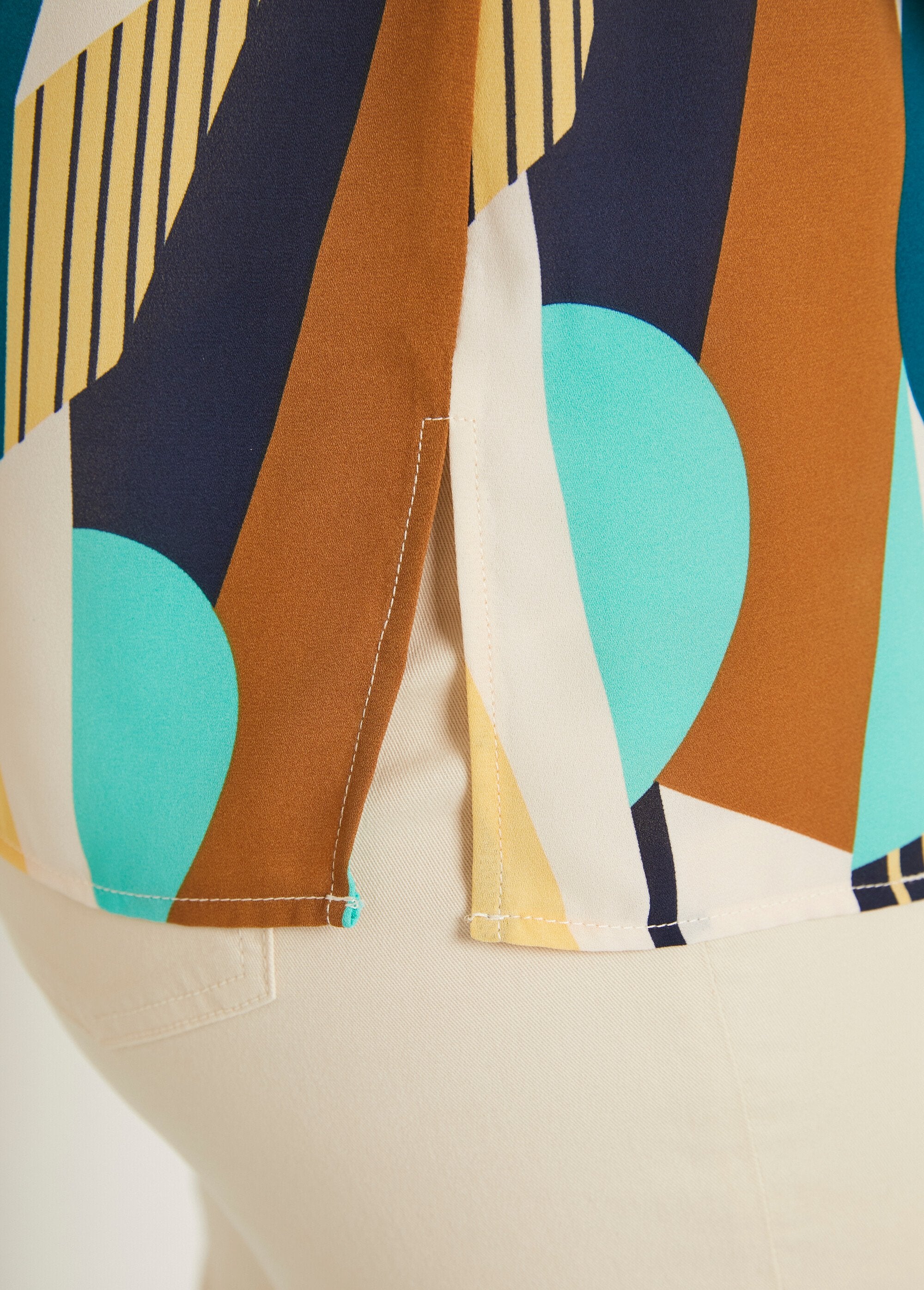 Camicetta_lunga_e_dritta_con_stampa_grafica_Ecru_et_vert_DE4_slim