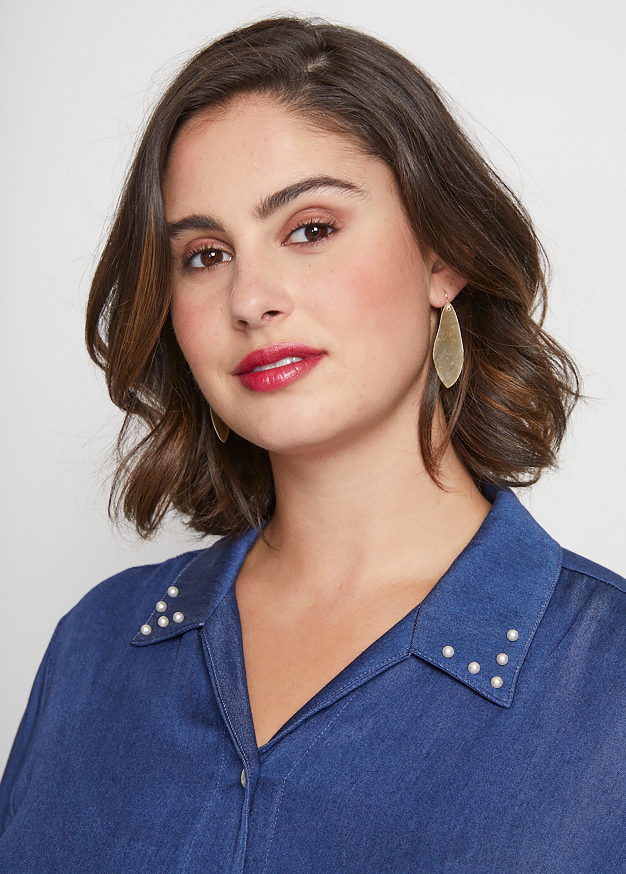 Camicetta_in_tessuto_fluido_con_collo_gioiello_Bleu_DE1_curvy