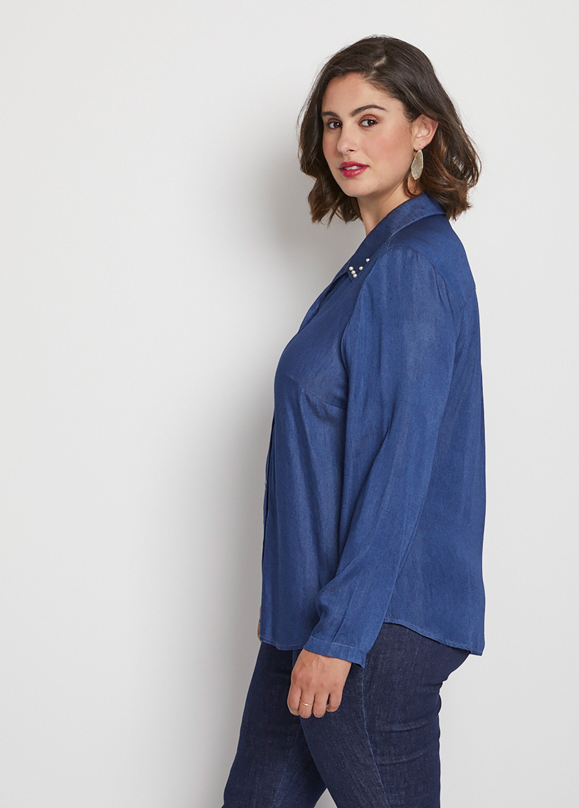 Camicetta_in_tessuto_fluido_con_collo_gioiello_Bleu_DR1_curvy