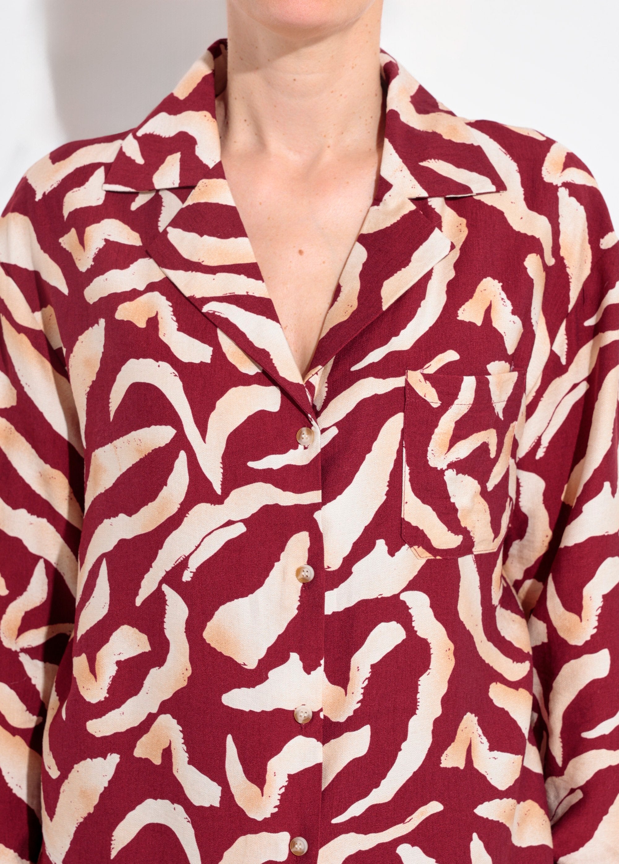 Camicia_con_stampa_grafica_e_colletto_sartoriale_Bordeaux_et_ecru_DE1_slim