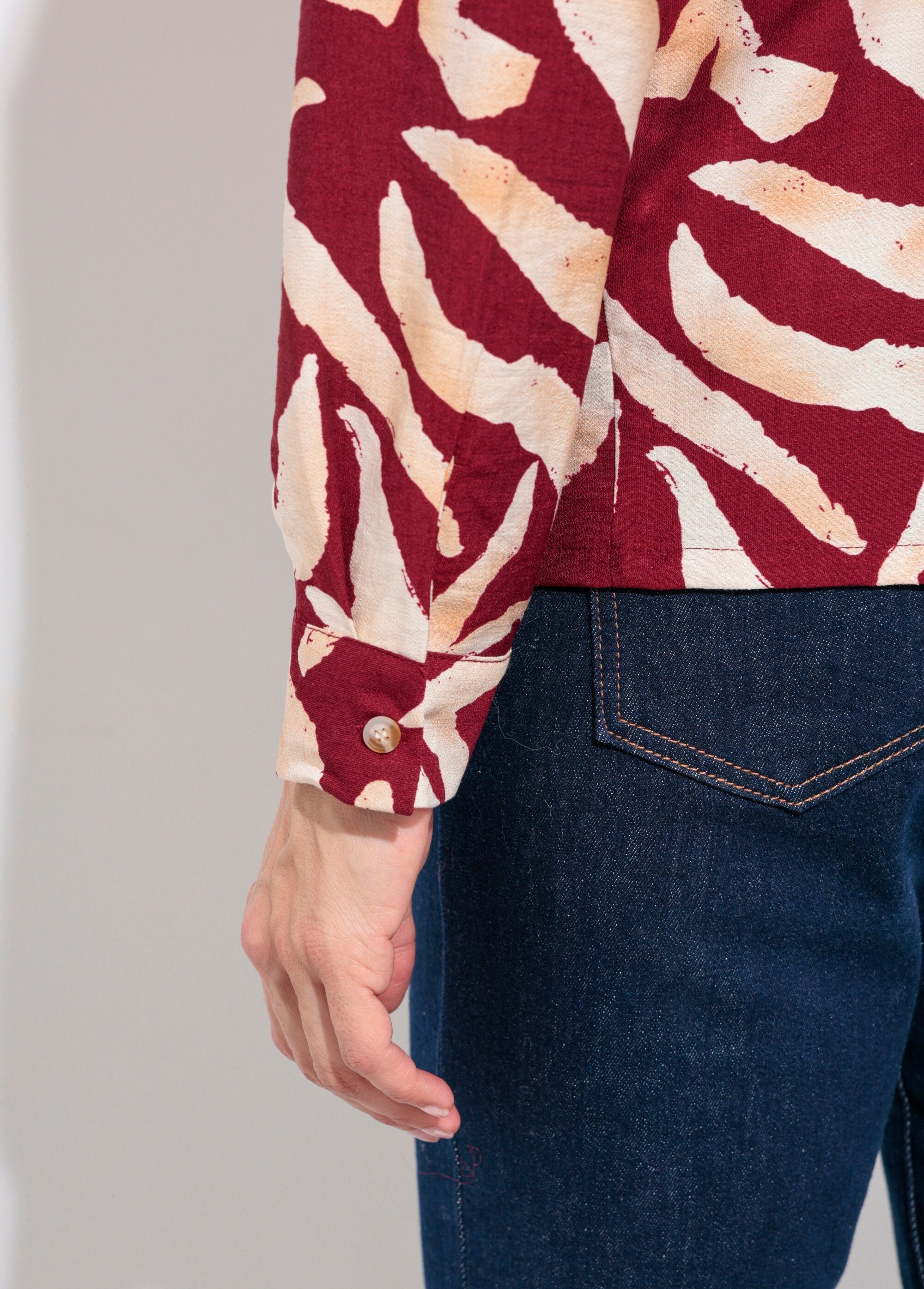 Camicia_con_stampa_grafica_e_colletto_sartoriale_Bordeaux_et_ecru_DE2_slim