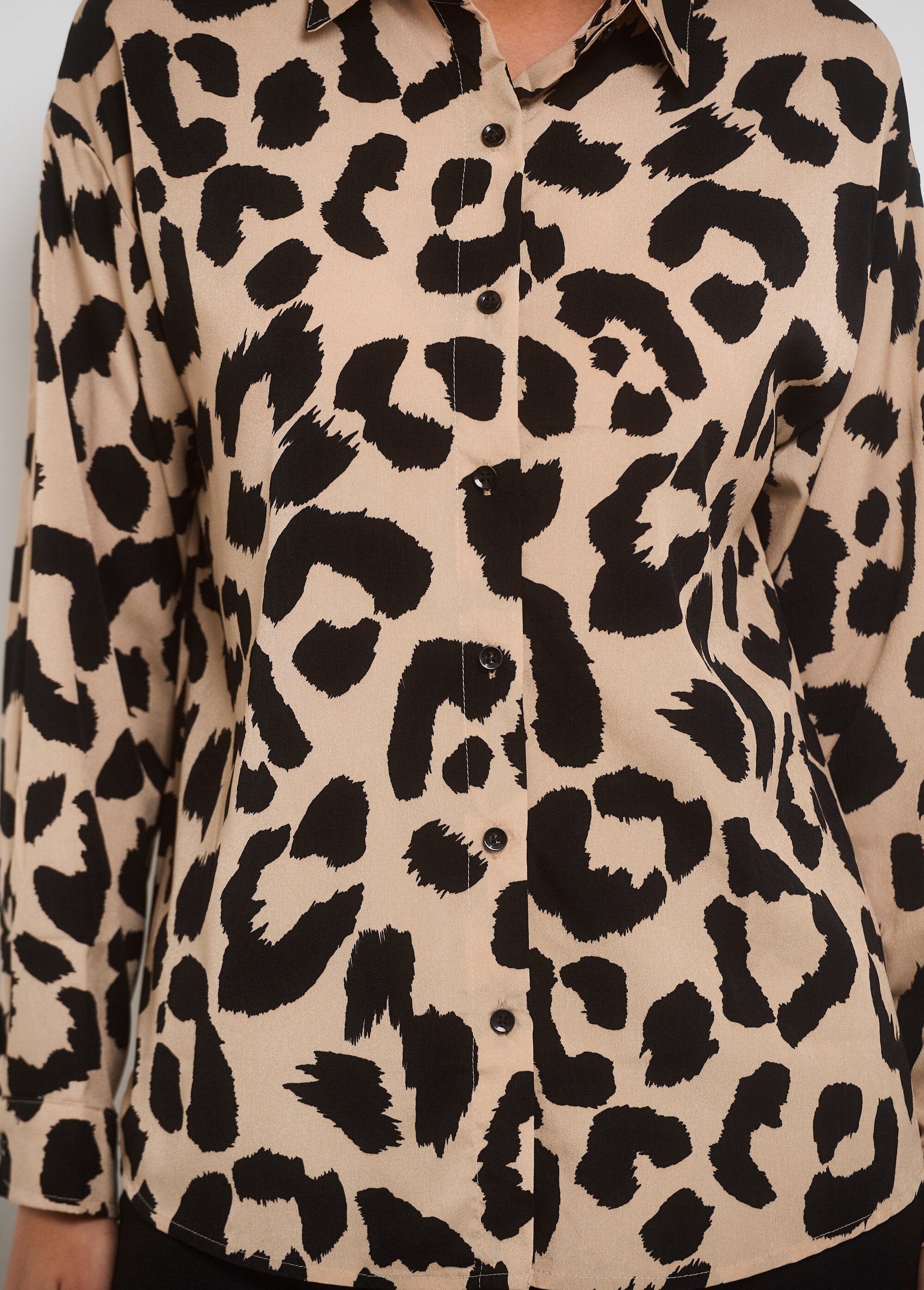 Camicetta_leopardata_alla_moda_Beige_et_noir_DE3_slim