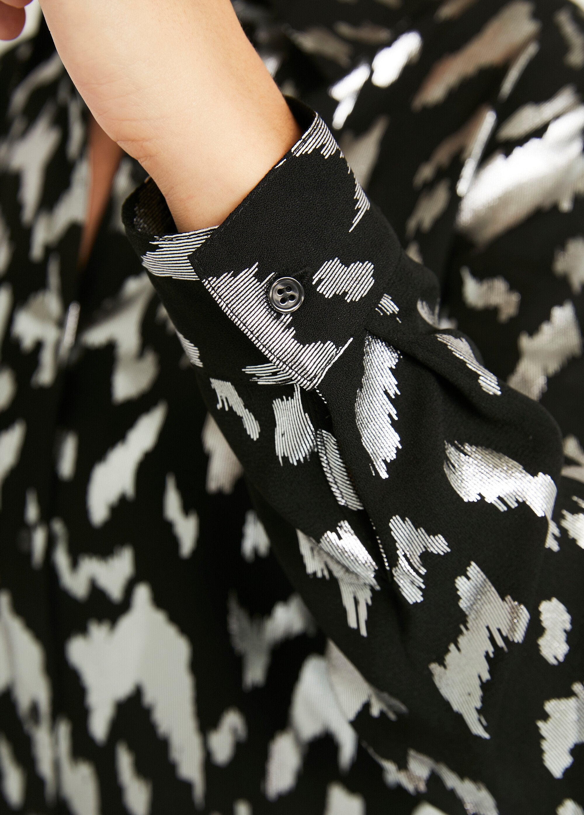 Camicetta_lunga_button-down_stampata_lucida_Noir_et_argent_DE2_slim