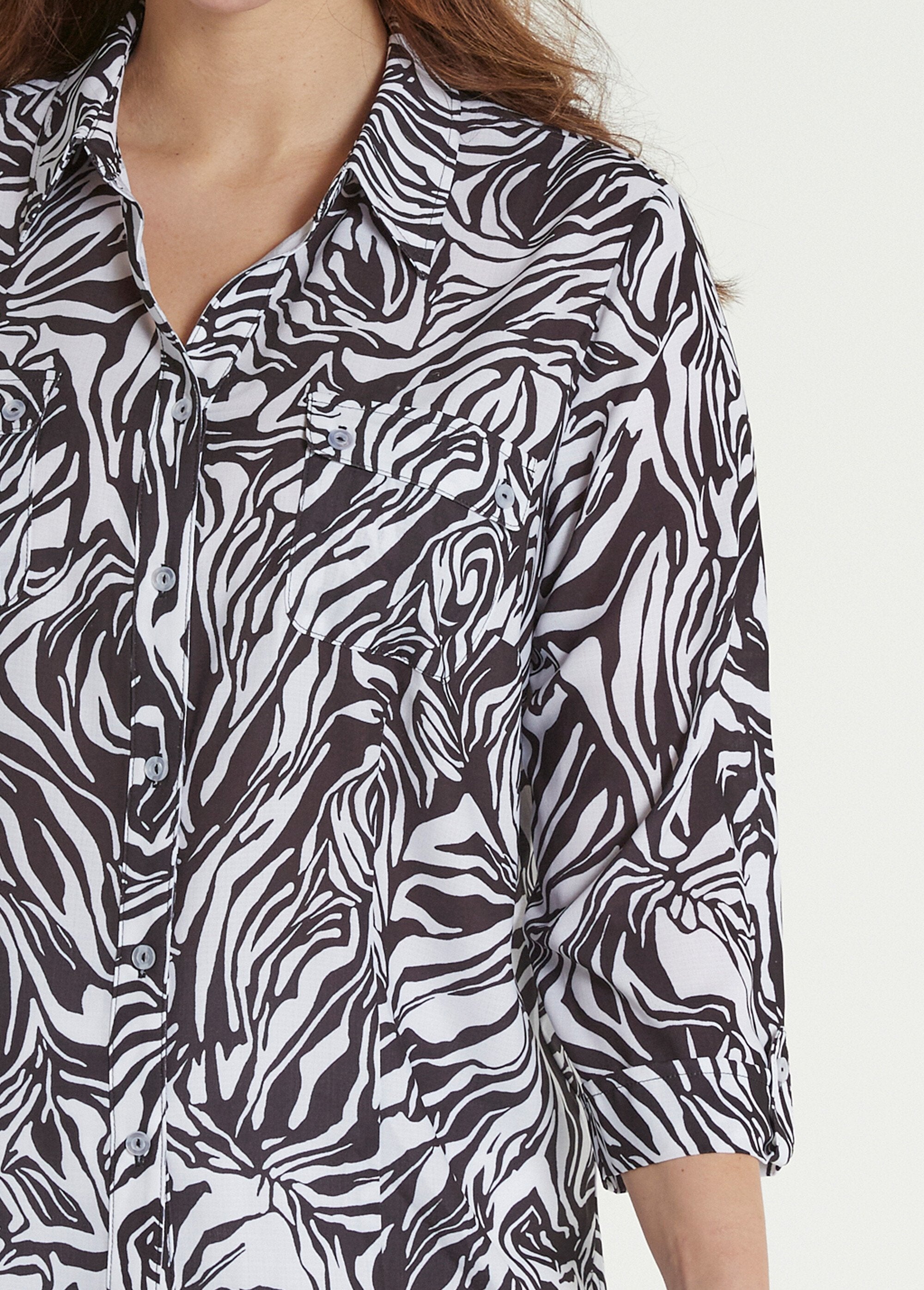 Camicetta_lunga_con_bottoni,_maniche_a_3/4,_pelle_animale_Noir_et_blanc_DE1_curvy