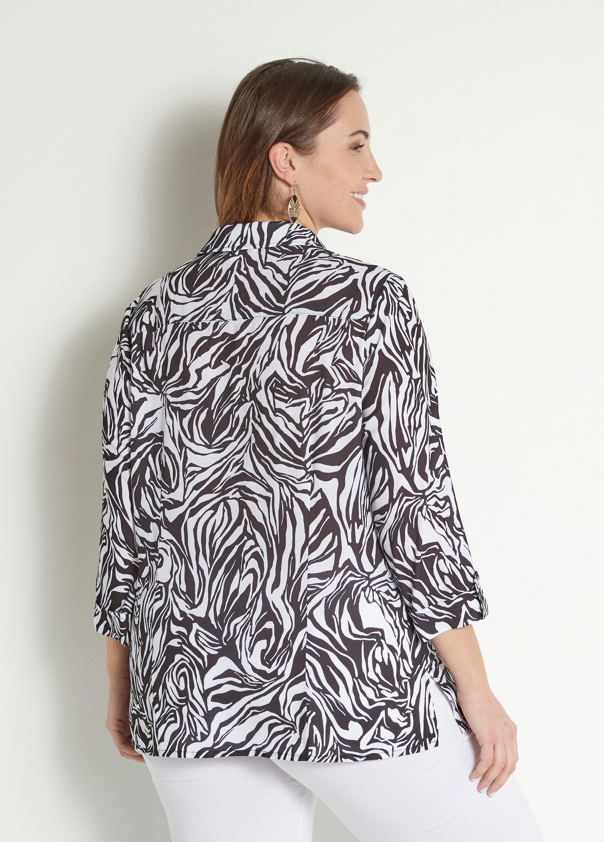 Camicetta_lunga_con_bottoni,_maniche_a_3/4,_pelle_animale_Noir_et_blanc_DO1_curvy