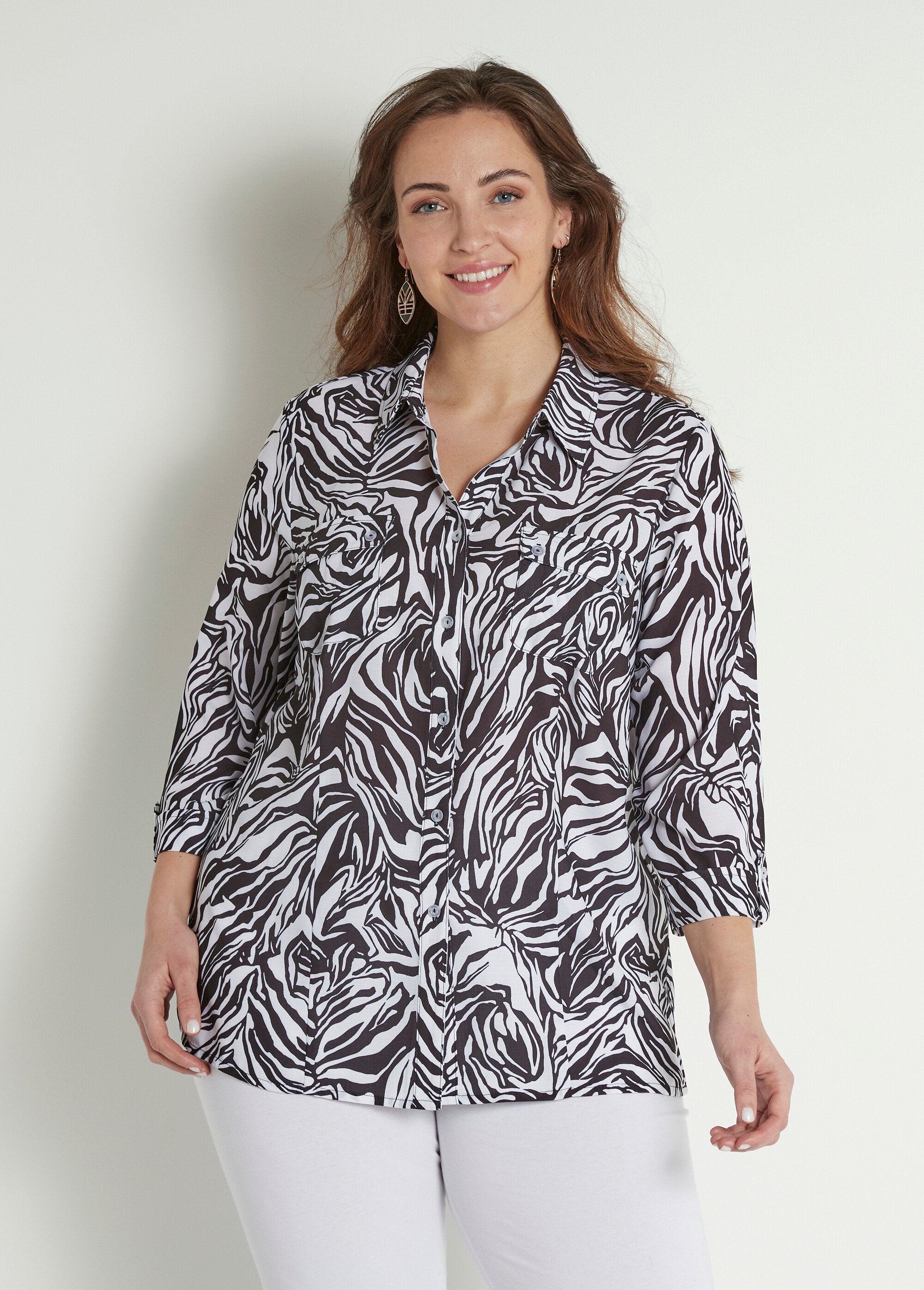 Camicetta_lunga_con_bottoni,_maniche_a_3/4,_pelle_animale_Noir_et_blanc_FA1_curvy