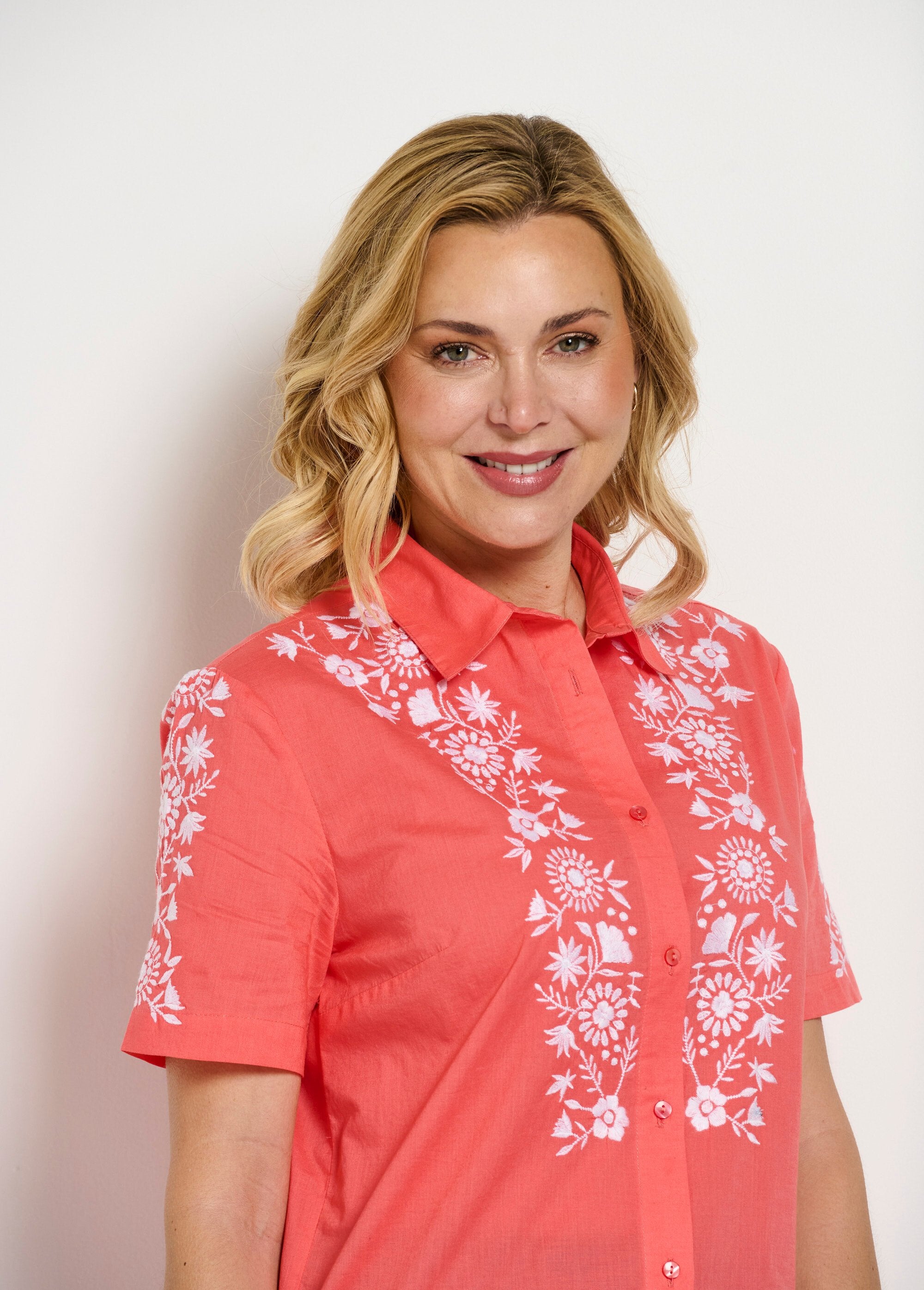 Camicetta_lunga_in_cotone_con_ricamo,_maniche_corte_Corail_et_blanc_DE1_slim