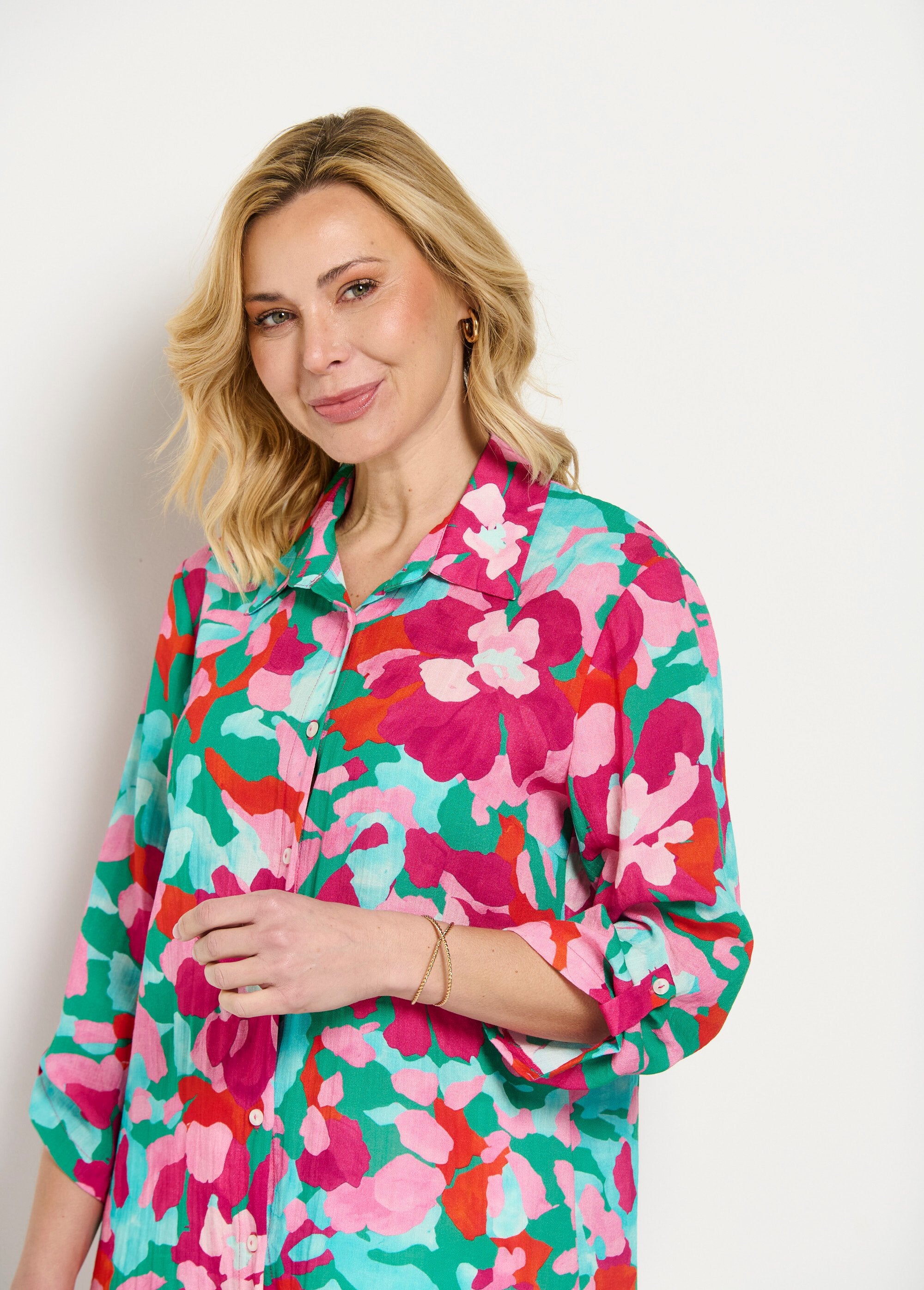 Camicetta_lunga_a_fiori_con_maniche_3/4_arrotolate_Rose_et_bleu_DE1_slim