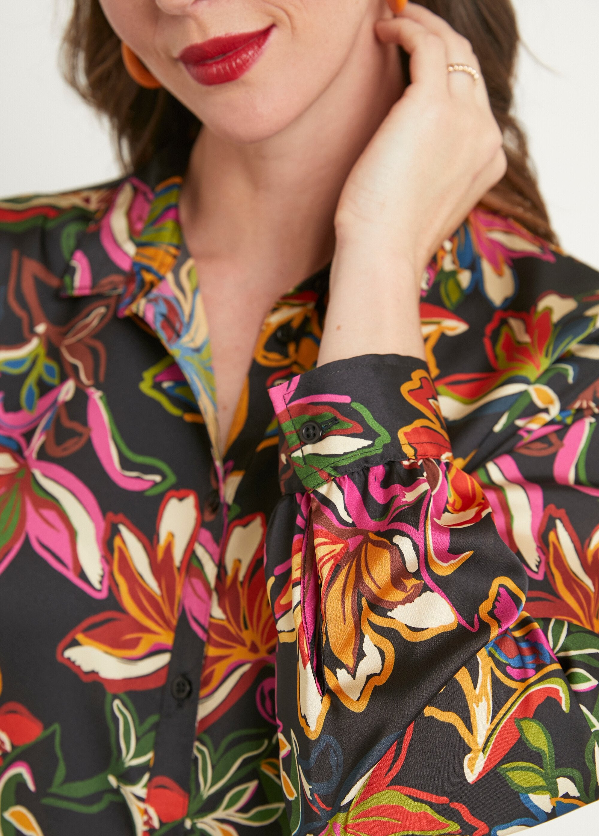 Camicetta_a_maniche_lunghe_in_raso_floreale_Noir_et_rose_DE3_slim