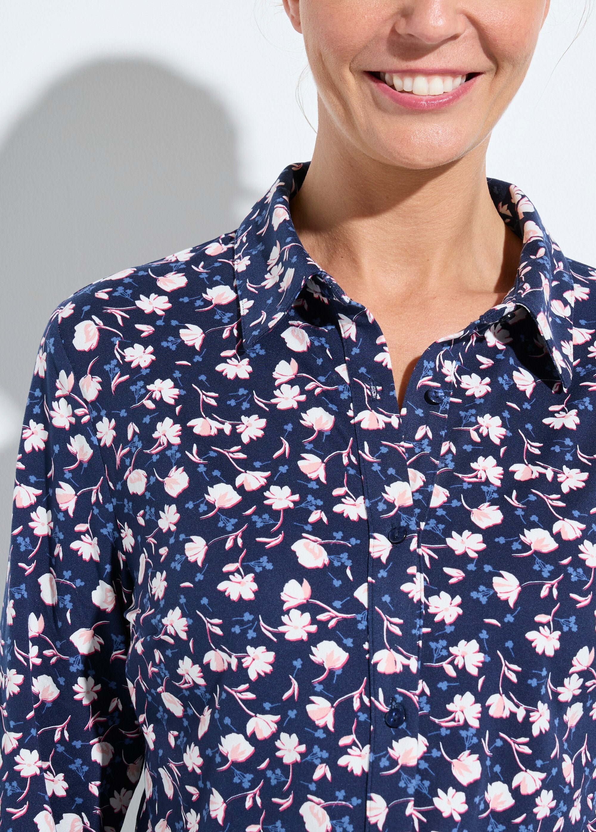 Camicetta_in_maglia_calda_con_stampa_floreale_Marine_et_blanc_DE1_slim