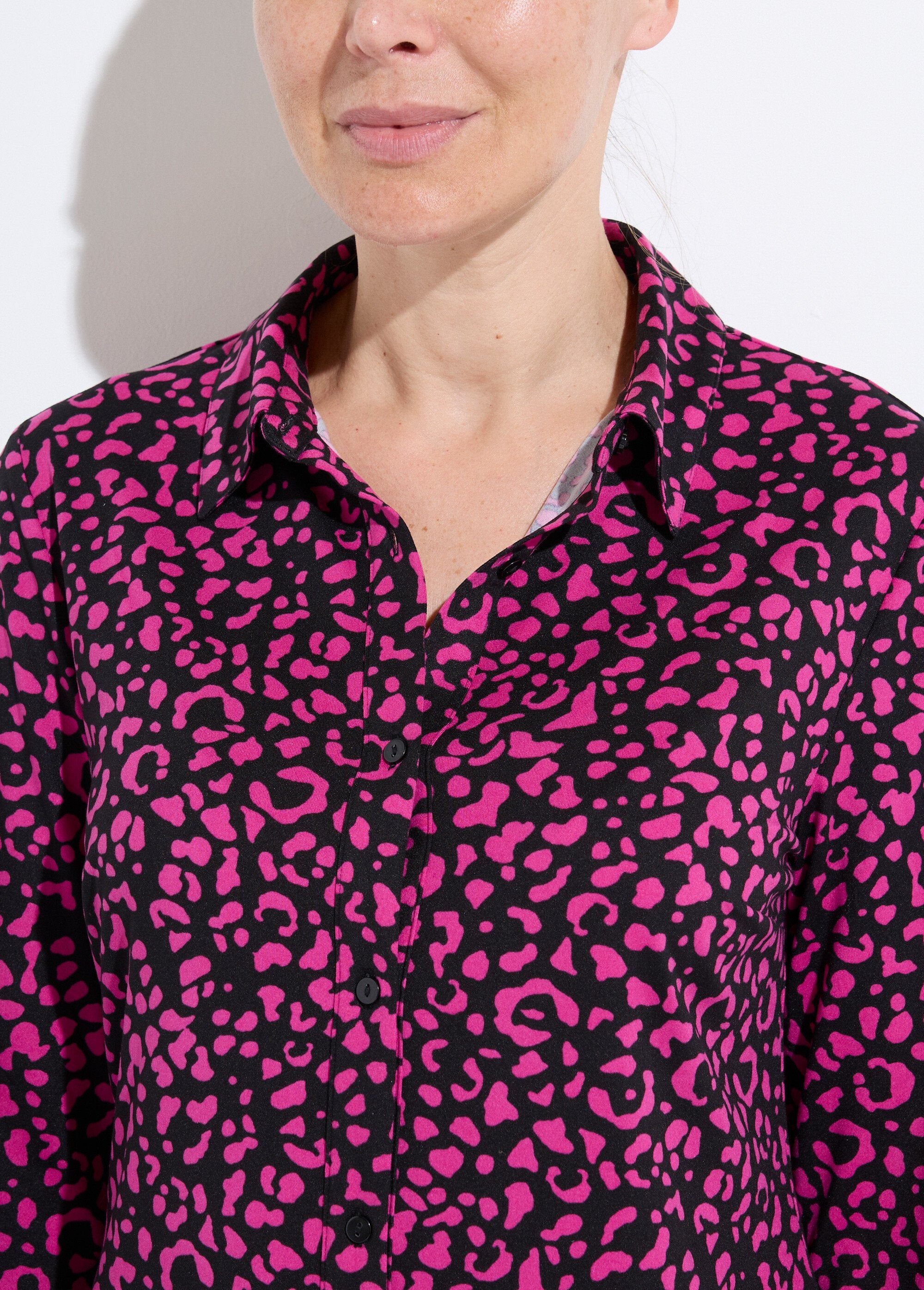 Camicetta_in_maglia_calda_con_stampa_animalier_Noir_et_fuchsia_DE1_slim
