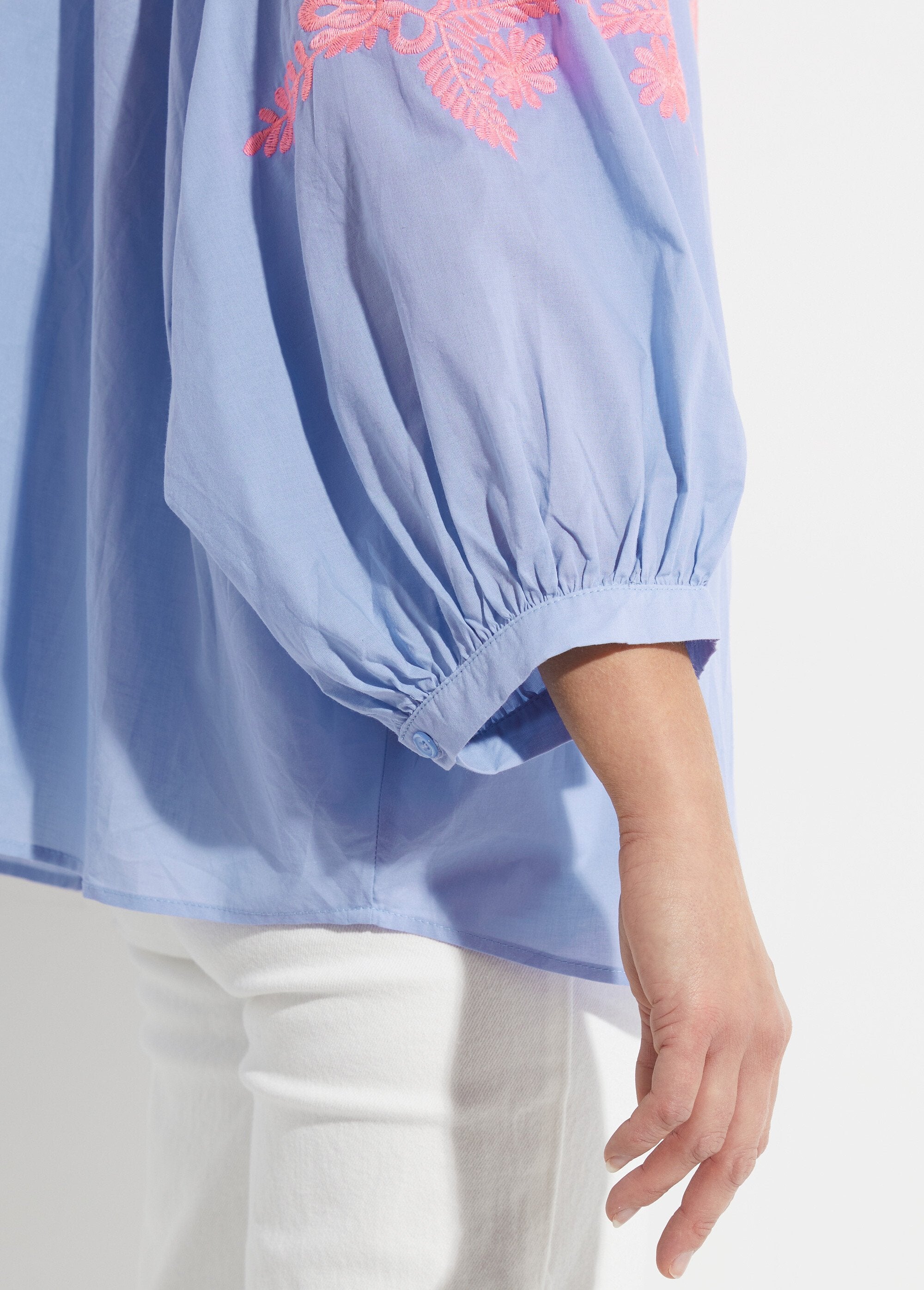 Camicetta_a_maniche_intere_con_ricamo_fluorescente_Bleu_et_rose_DE2_slim