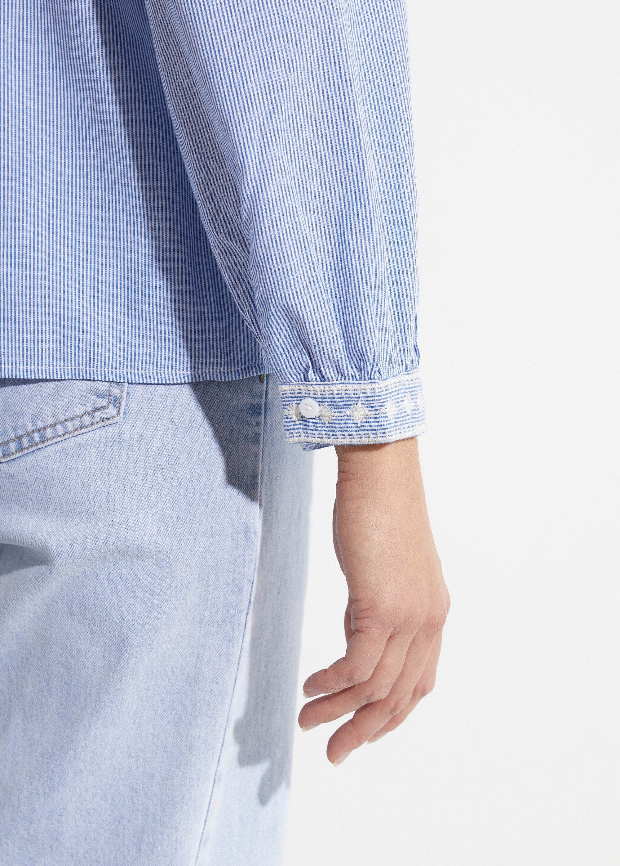 Camicetta_a_righe_con_scollo_rotondo_e_ricami_Bleu_DE3_slim