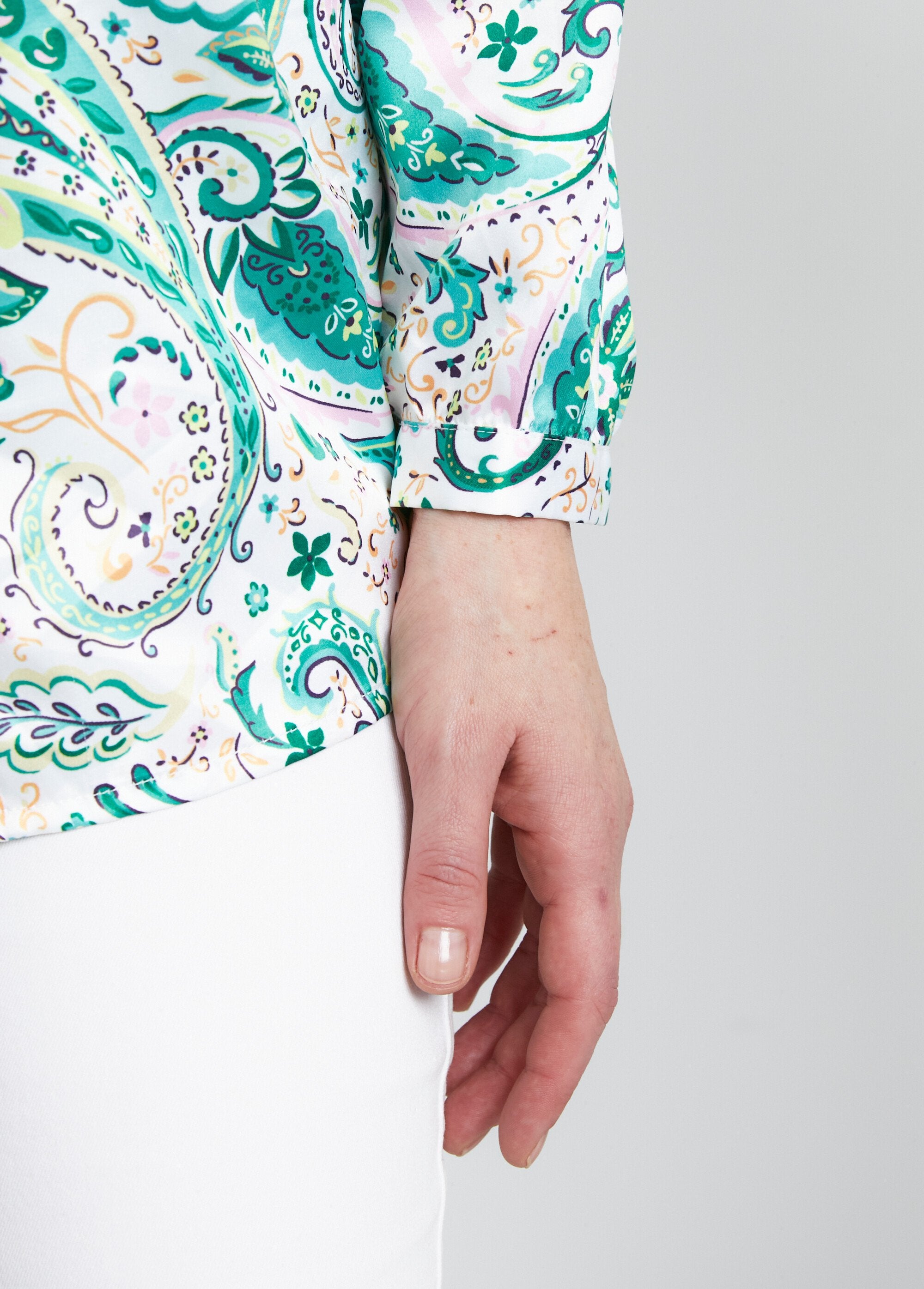 Camicetta_lunga_e_dritta_in_raso_con_bottoni_Imp._Verde_DE3_slim