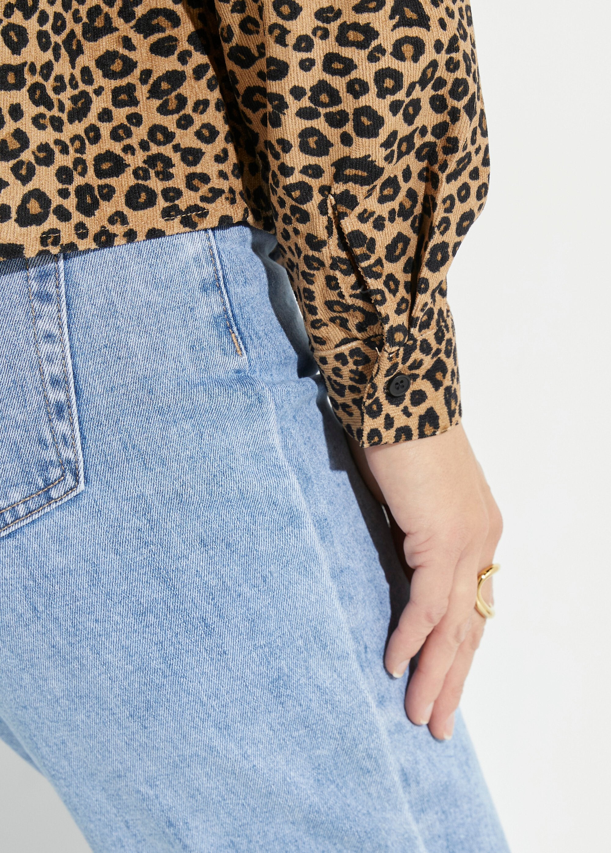 Camicetta_in_velluto_leopardato_con_colletto_finto_Leopard_DE1_slim