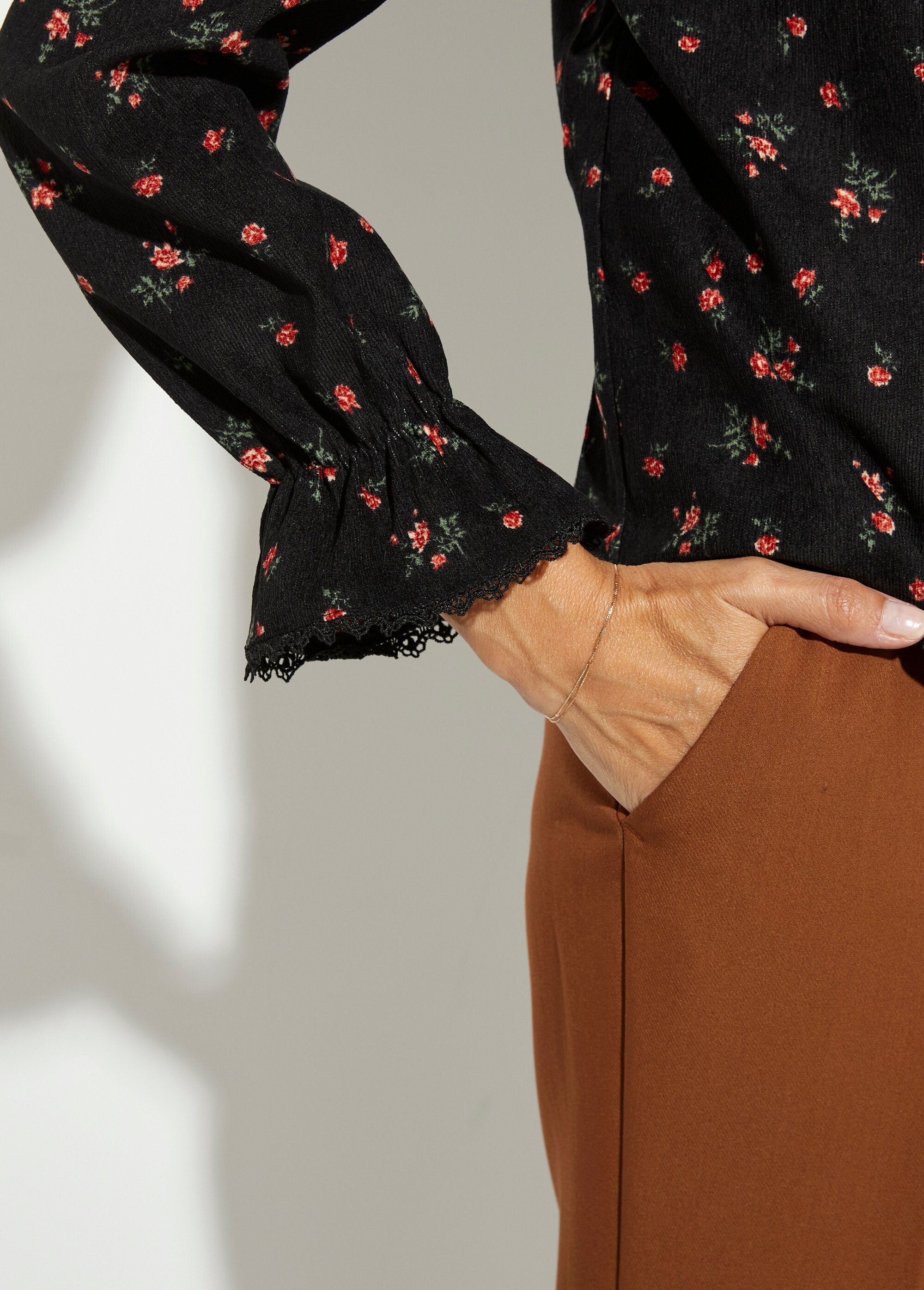 Camicetta_in_velluto_Milleraies_con_motivo_a_rose_Noir_imprime_DE1_slim