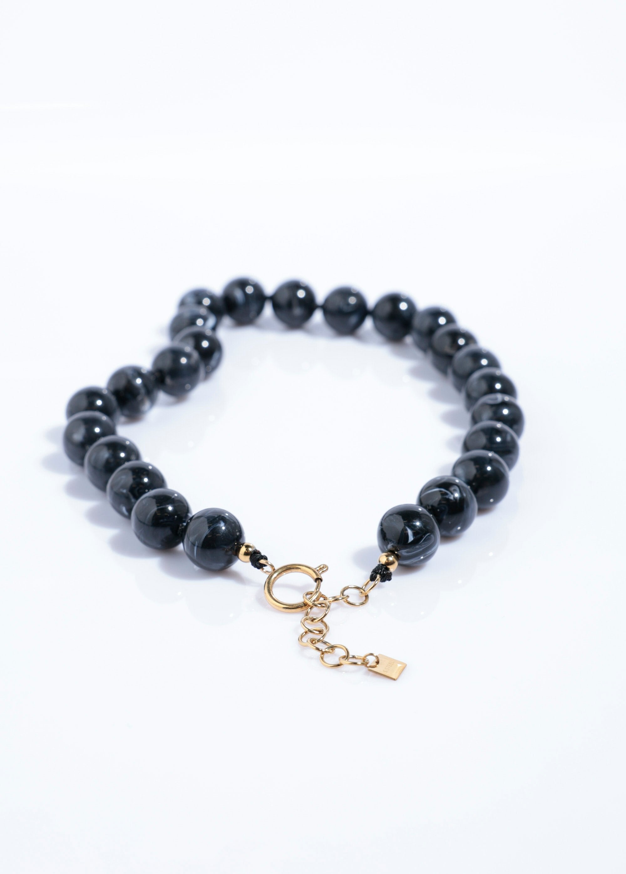 Collana_corta_di_perle_tonde_marmorizzate_Noir_DE2_slim