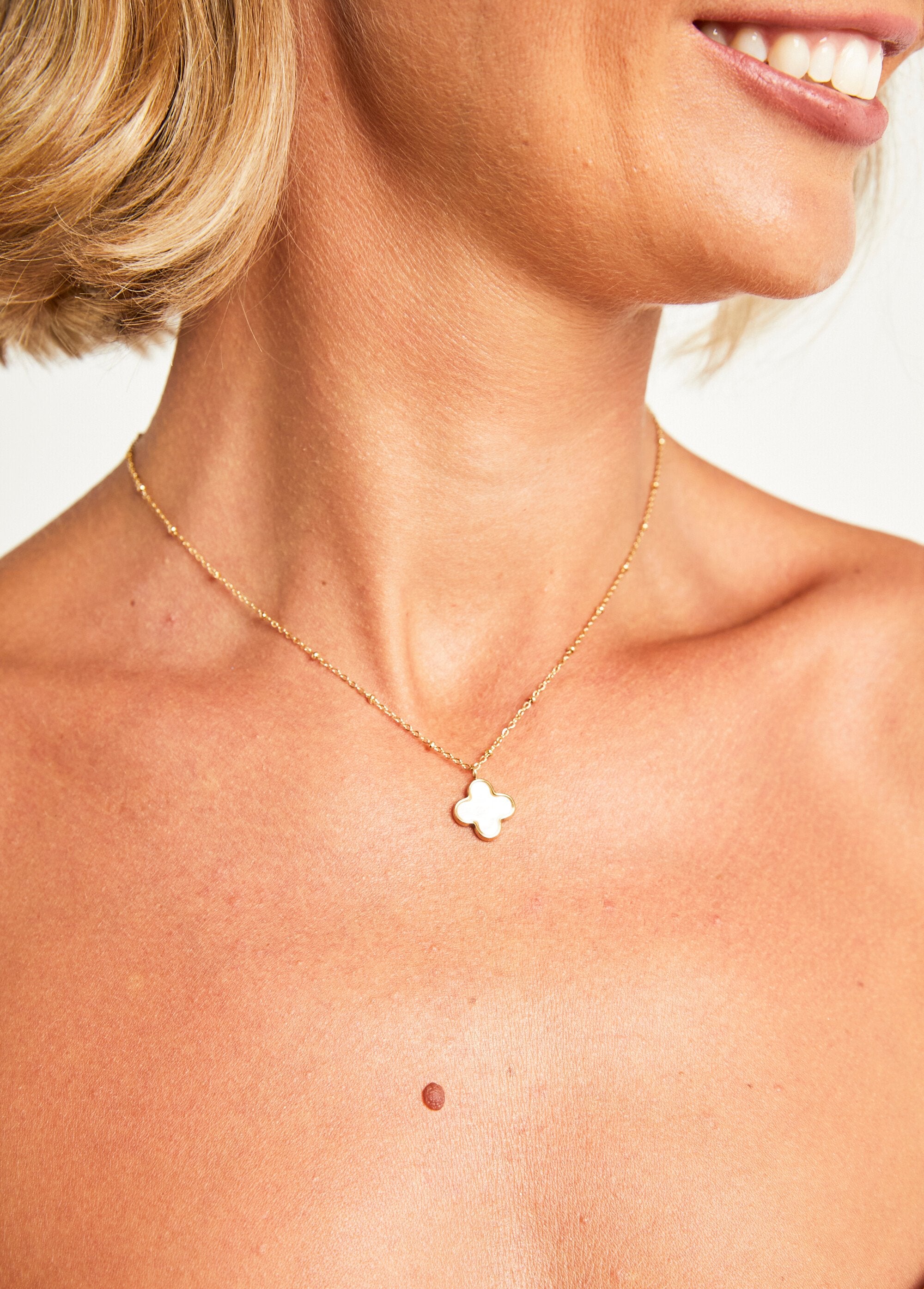 Collana_in_acciaio_con_ciondolo_in_madreperla_Dore_FA1_slim