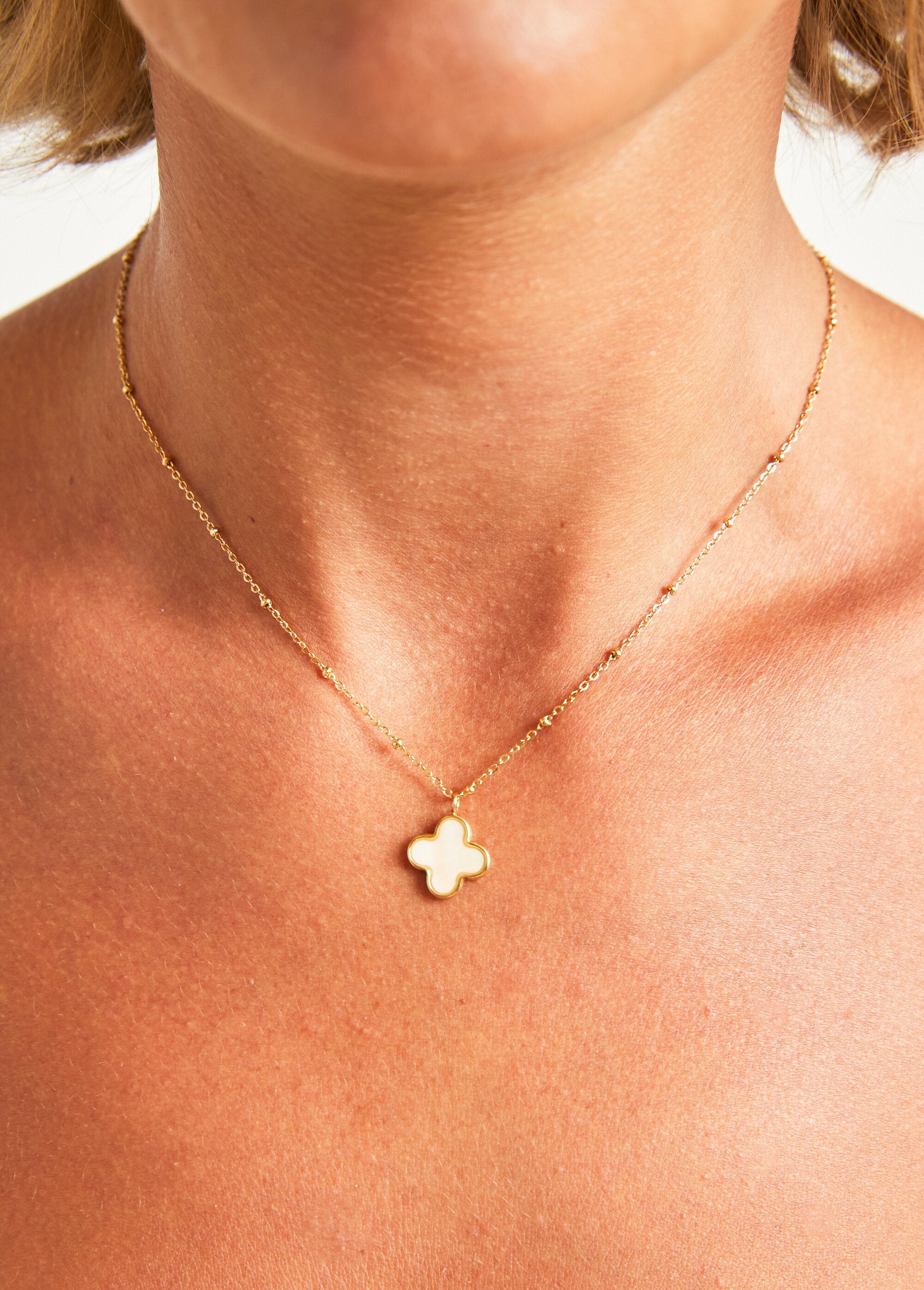 Collana_in_acciaio_con_ciondolo_in_madreperla_Dore_FA2_slim