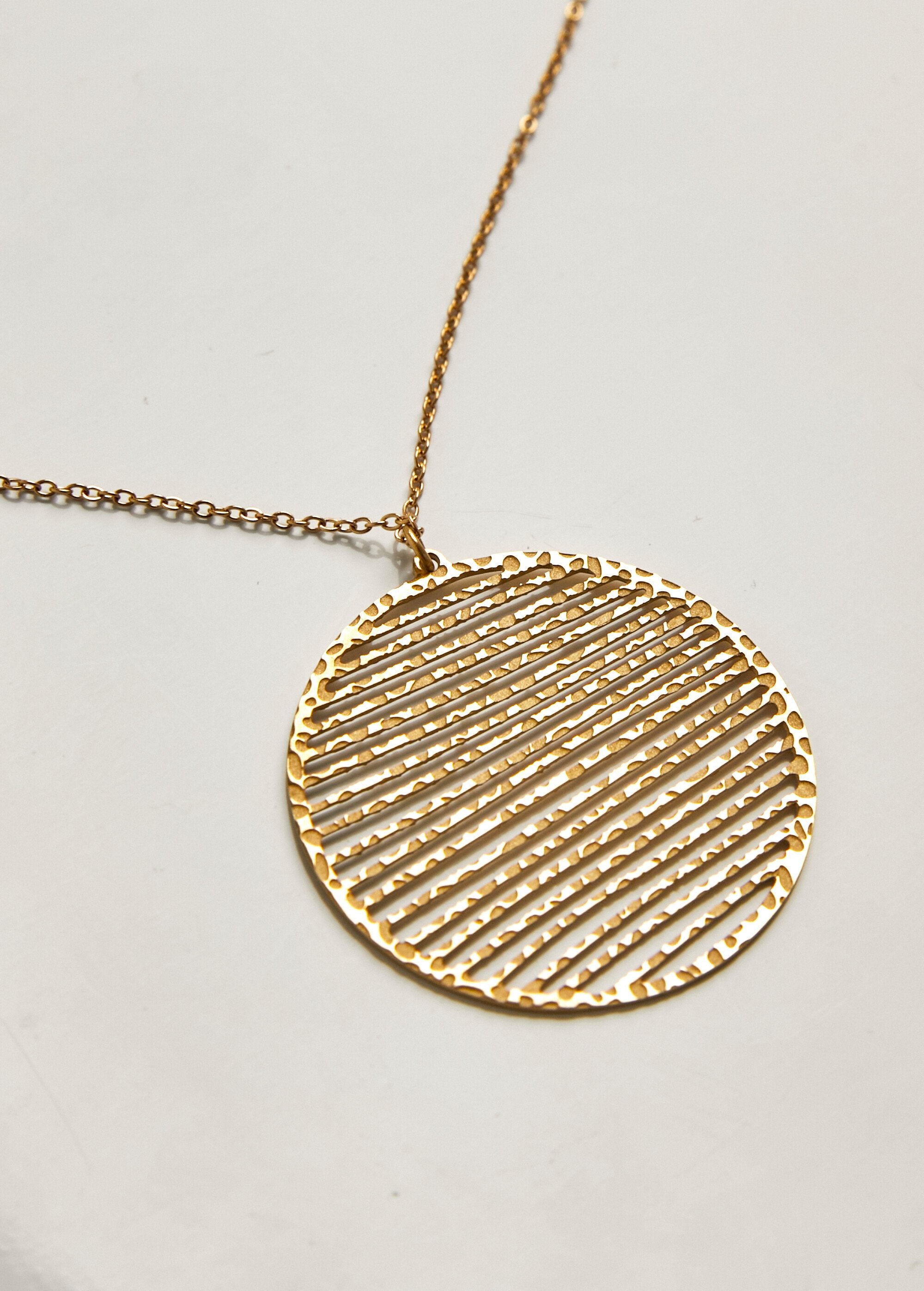 Collana_con_ciondolo_striato_in_acciaio_martellato_Dore_DE2_slim