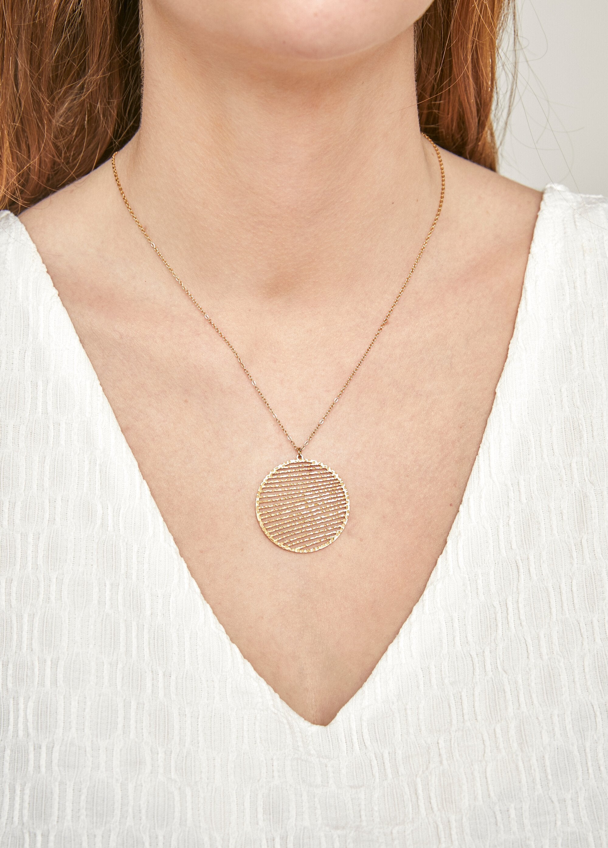 Collana_con_ciondolo_striato_in_acciaio_martellato_Dore_FA1_slim
