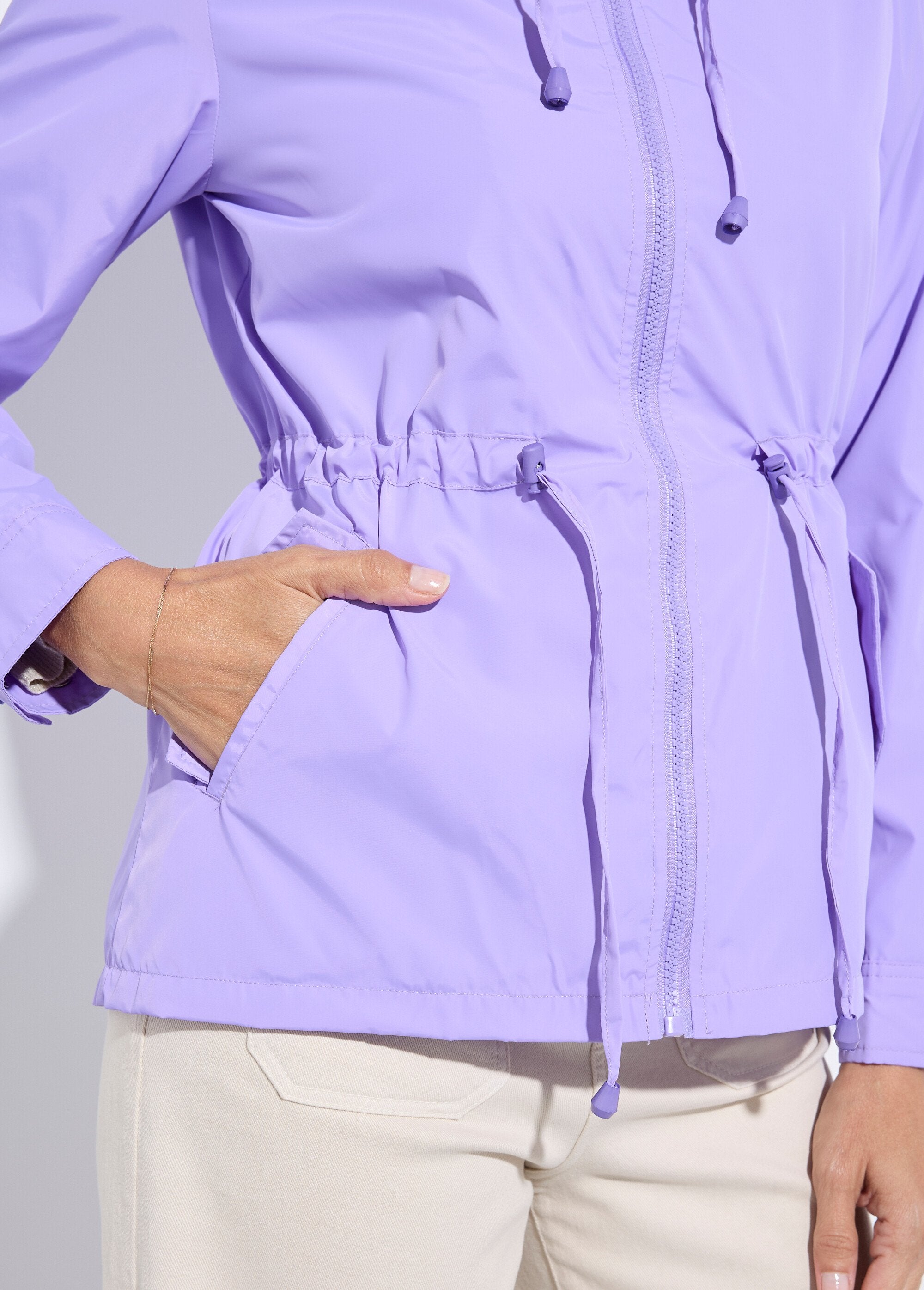 Giacca_a_vento_con_cappuccio_e_cintura_stretta_in_vita_Parme_DE2_slim