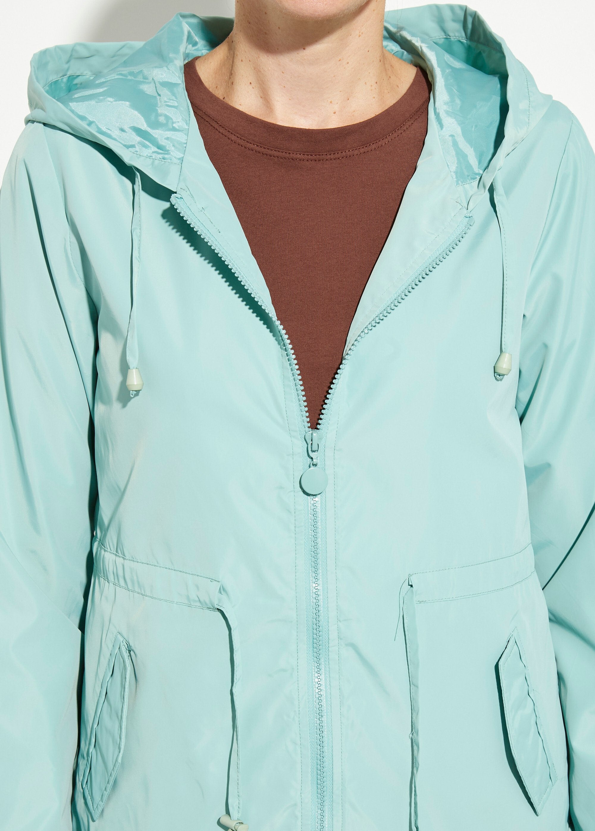 Giacca_a_vento_con_cappuccio_e_cintura_stretta_in_vita_Vert_d_eau_DE1_slim