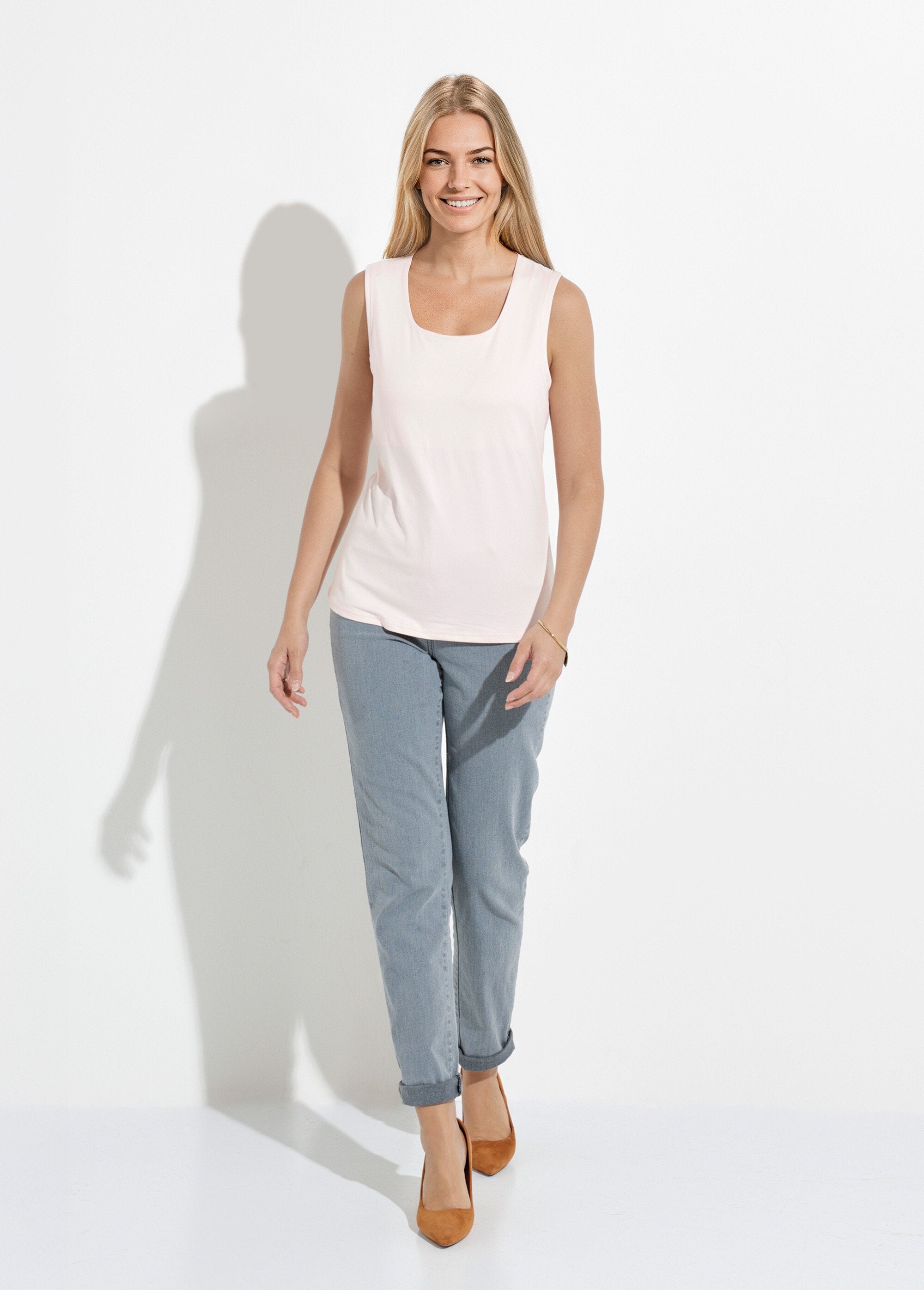 Canotta_con_scollo_a_ballerina_e_spalline_larghe_Petale_SF1_slim