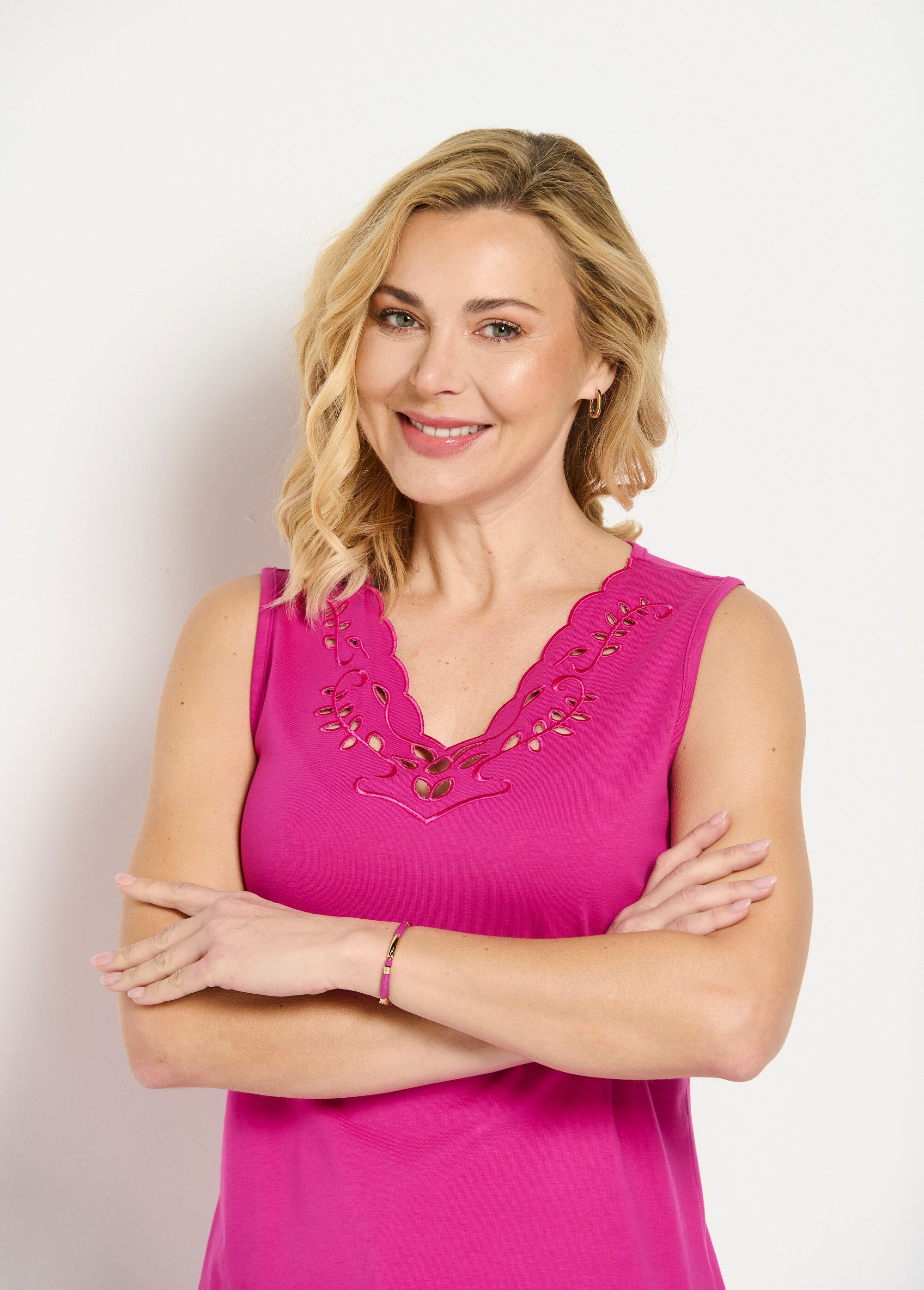 Canottiera_ricamata_con_scollo_a_V_Fuchsia_DE1_slim