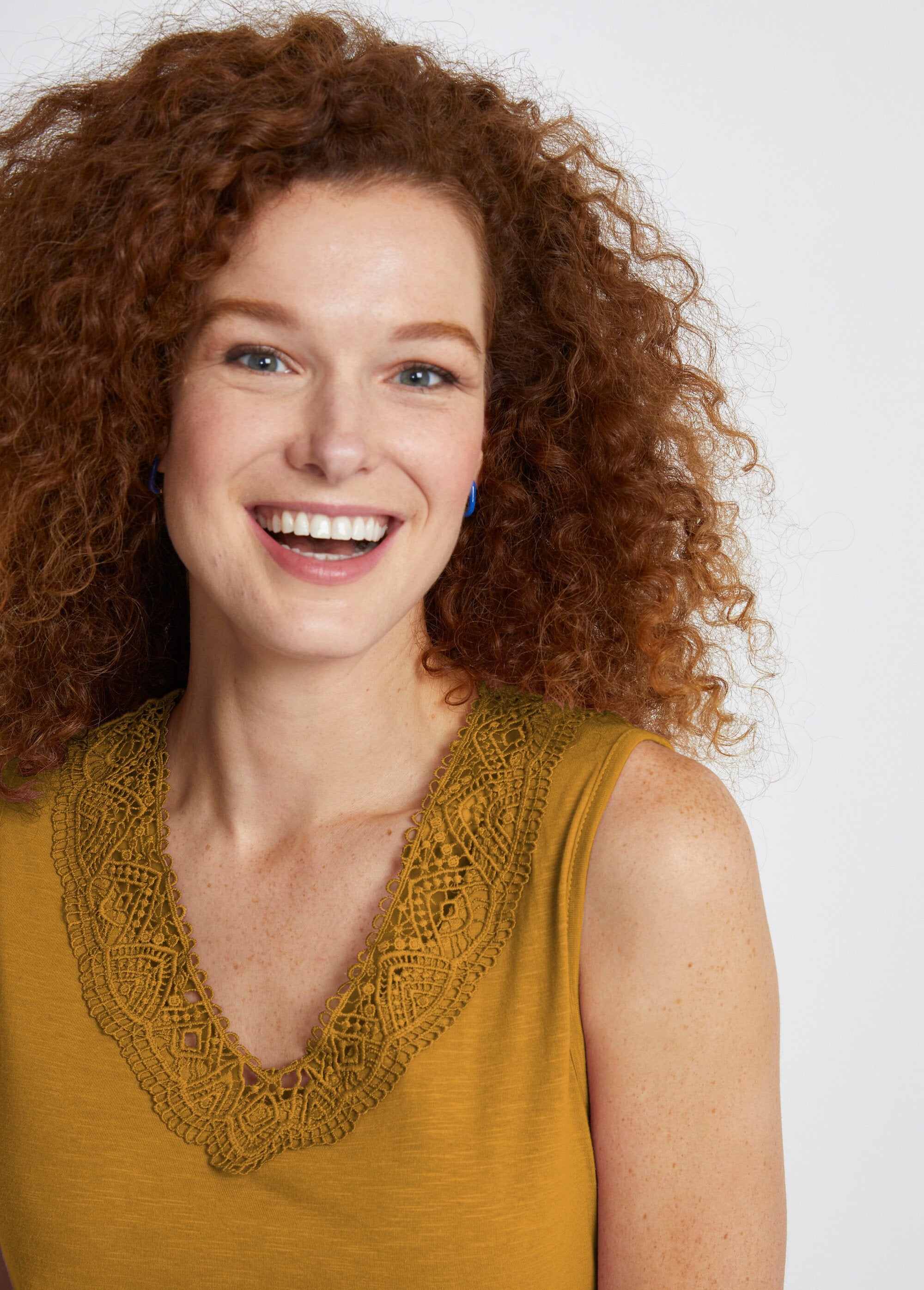 Canotta_in_cotone_e_macramè_Miele_DE1_slim