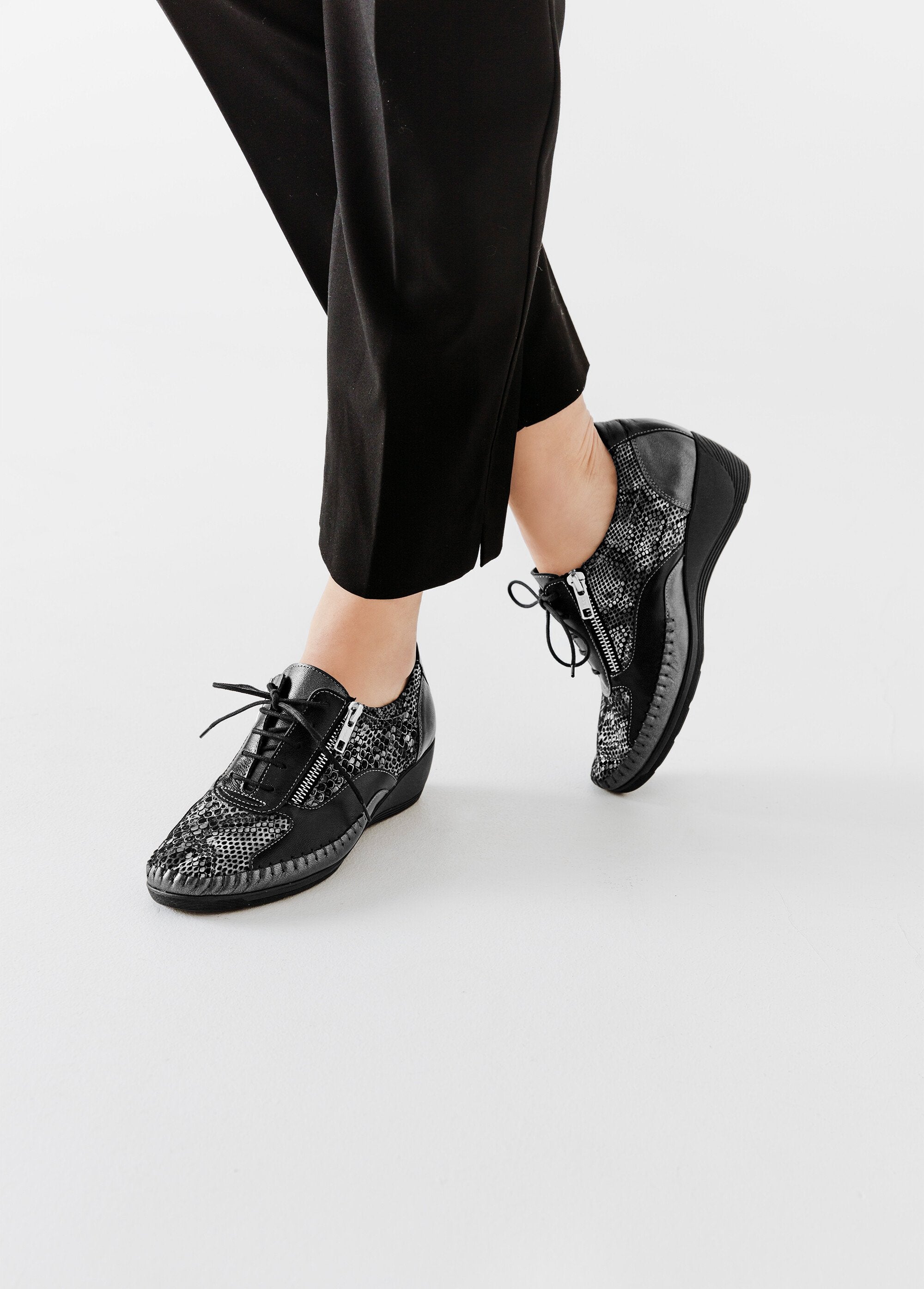 Derbies_in_pelle_di_larghezza_standard_NERO_SF1_slim